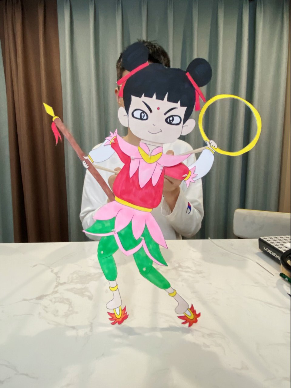 学校学校作业,利用卡纸,针线,吸管,竹签,制作皮影