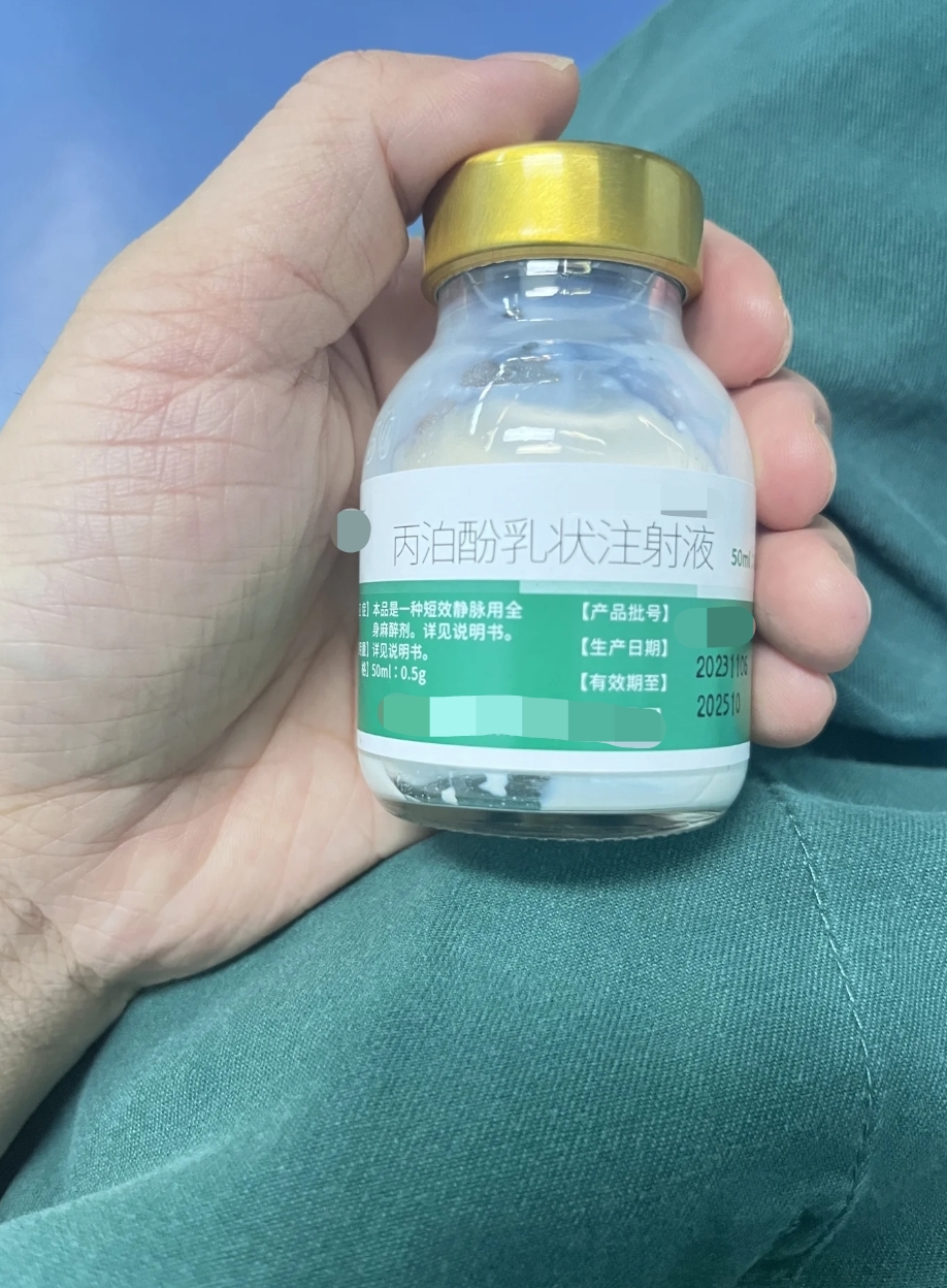 男性尿发绿最常见的原因是食物或药物影响,少数情况可能与泌尿道