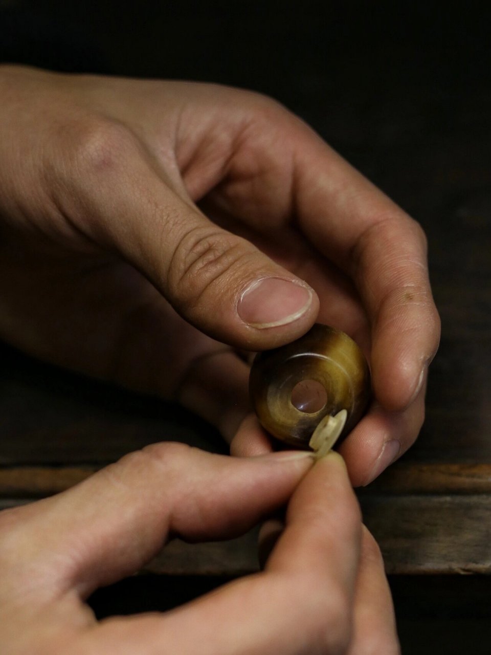 金铃子老牛角虫盒 这件也是收来的一件非常有意思的东西,一个老的牛角