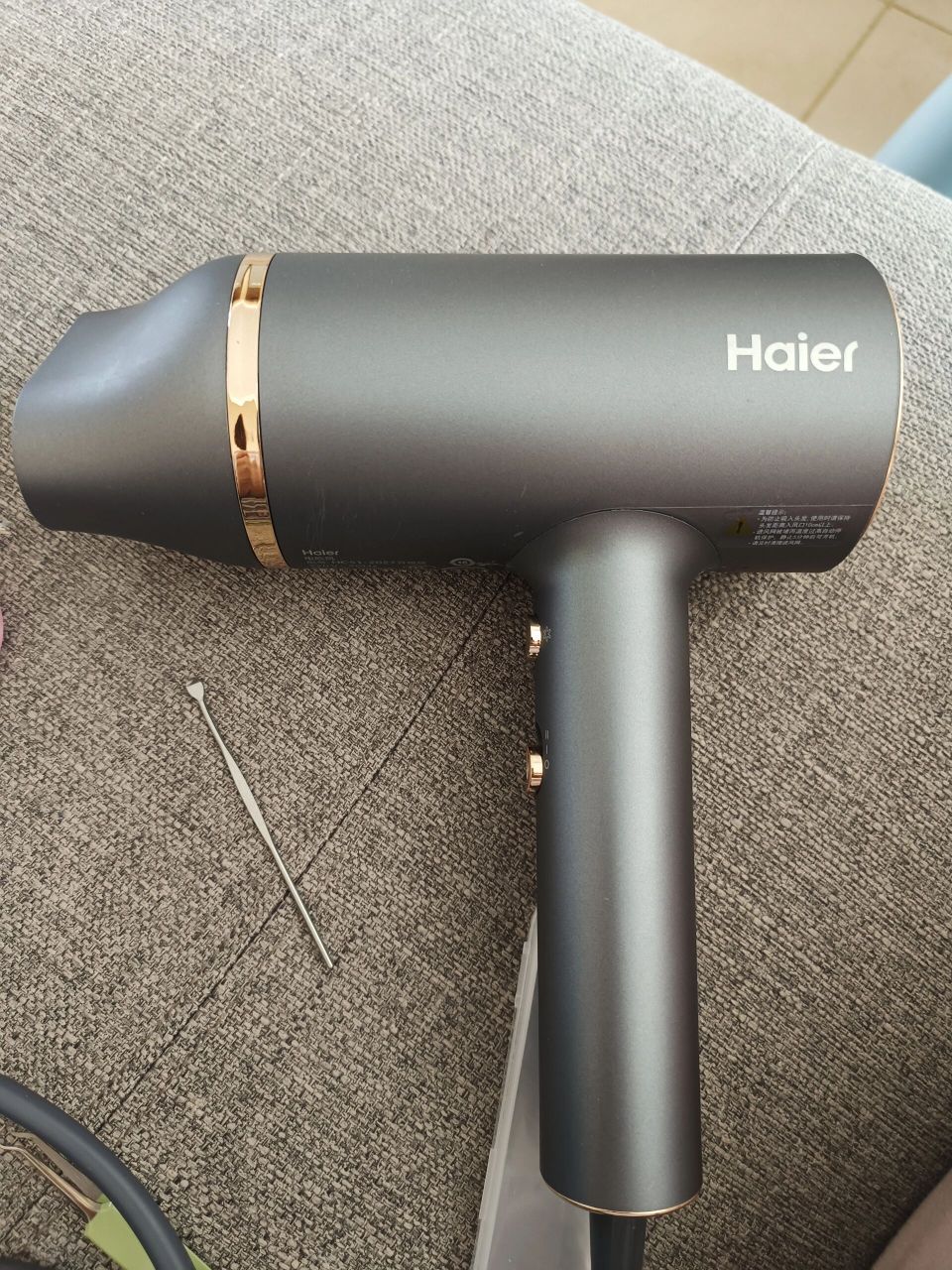 海尔吹风机后盖吸进头发,看我成功拆卸 可以看到后盖是卡扣的,不能拧