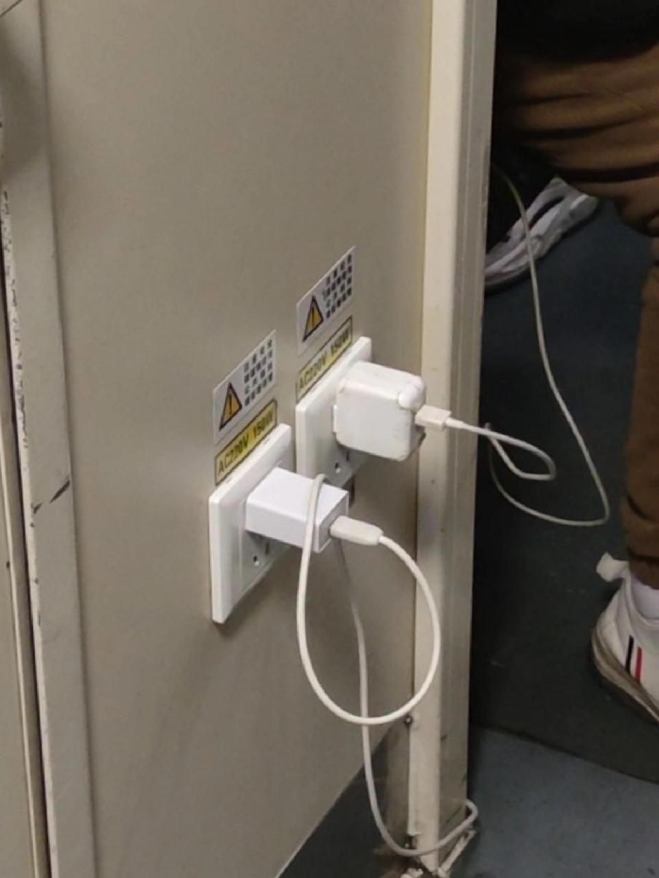 原来火车硬座也可以充电 z开头的火车