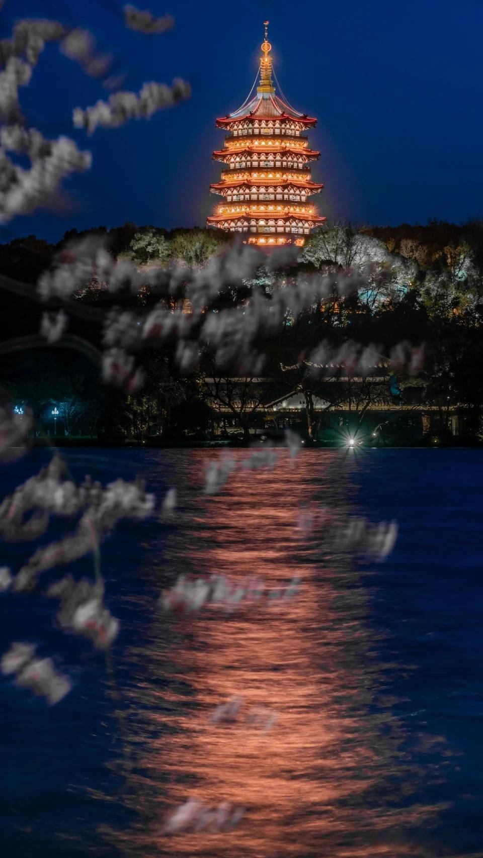 杭州雷峰塔位于浙江省杭州市西湖风景区南岸,是中国古代建筑艺术的