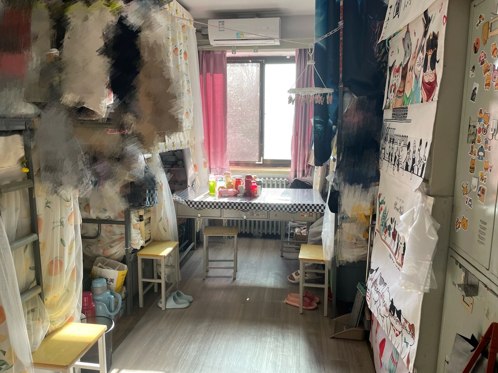 北服北校区的普普通通六人寝 一个寝室三个上下铺,有一个大桌子和一个
