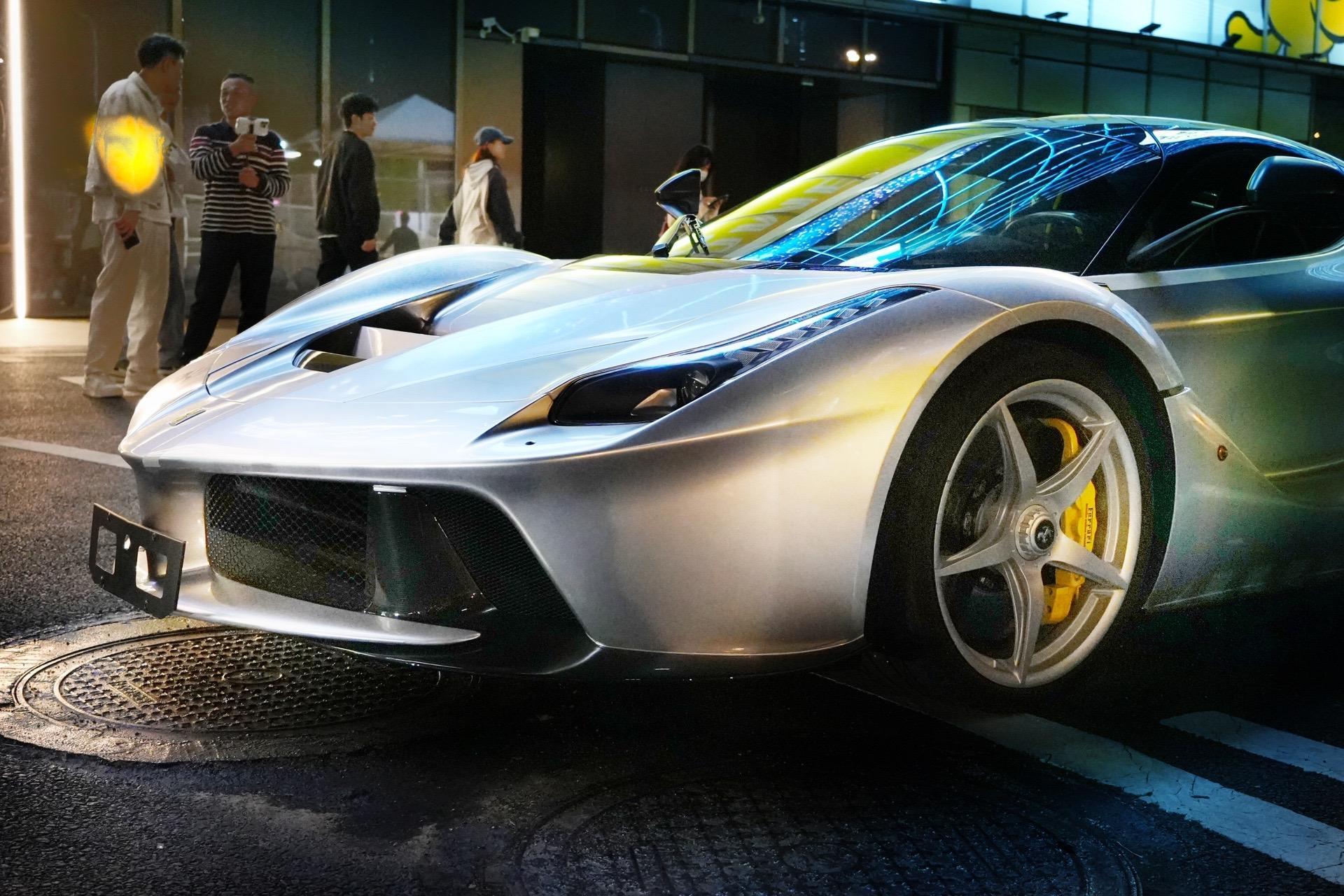 小小酷带着落地3000万的法拉利来武汉了 武汉大学 江汉路 花园道都围