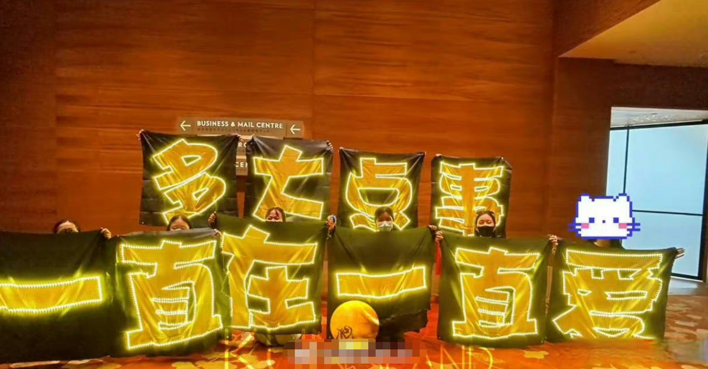 "多大点事"蔡徐坤演唱会粉丝应援牌上写着的话让人很震惊!