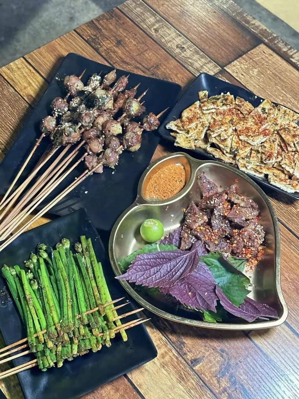 这是今天在网上看到的三张夜宵图片,第一张是贵州人的夜宵,第二张是