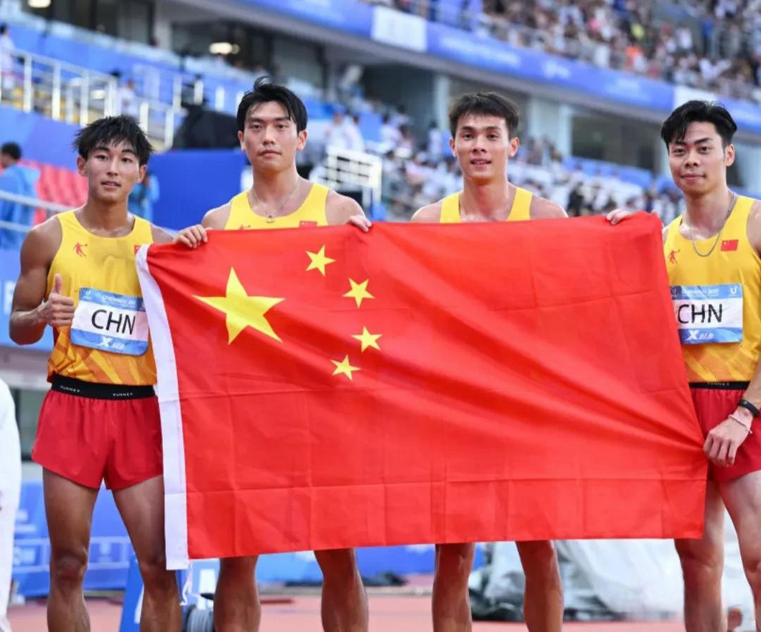 8月6日,成都大运会田径项目男子4x100米接力决赛中,由陈佳鹏,陈冠锋