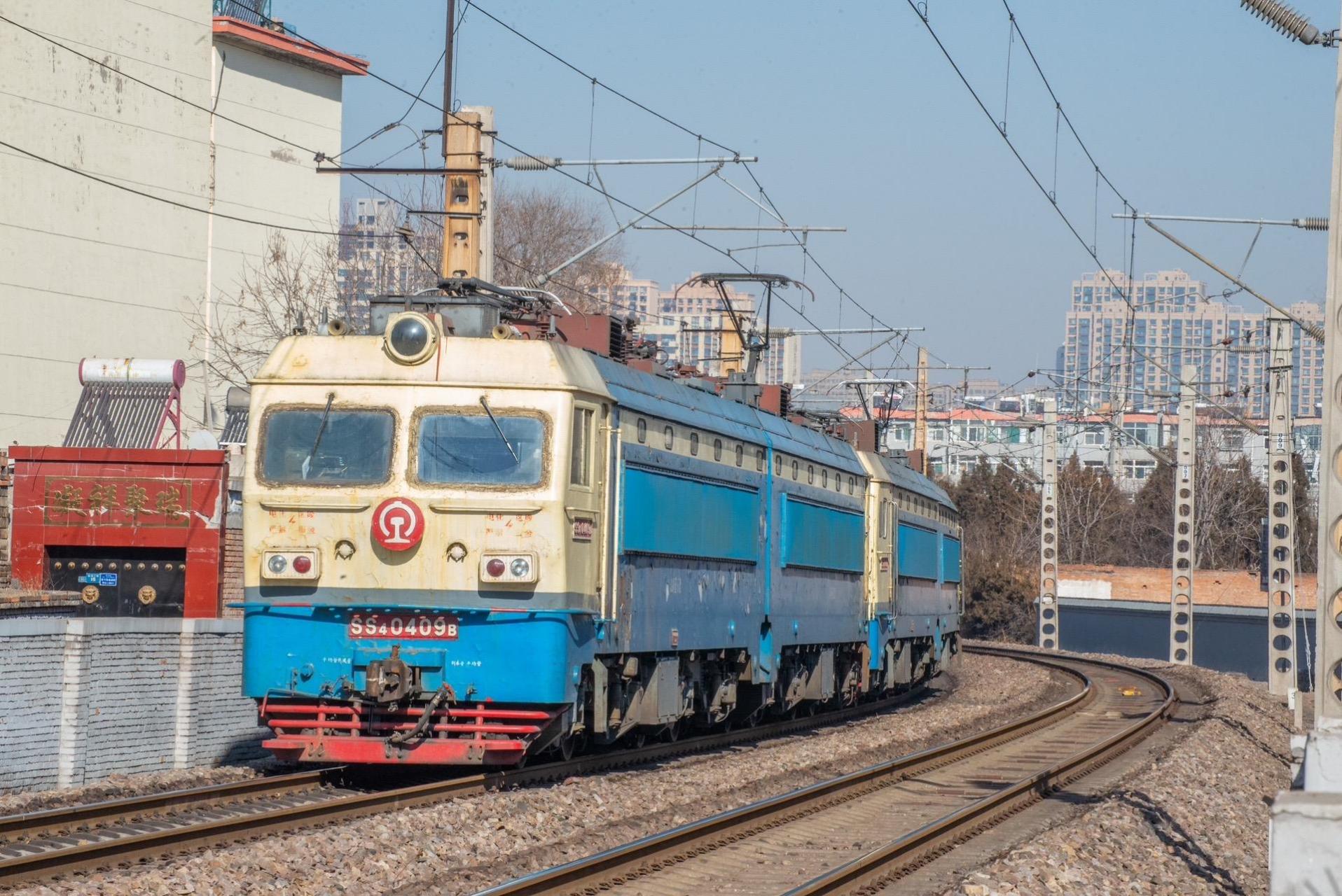 为山西铁路运输提供巨大贡献的韶山4型电力机车 如今已陪伴我们走过20