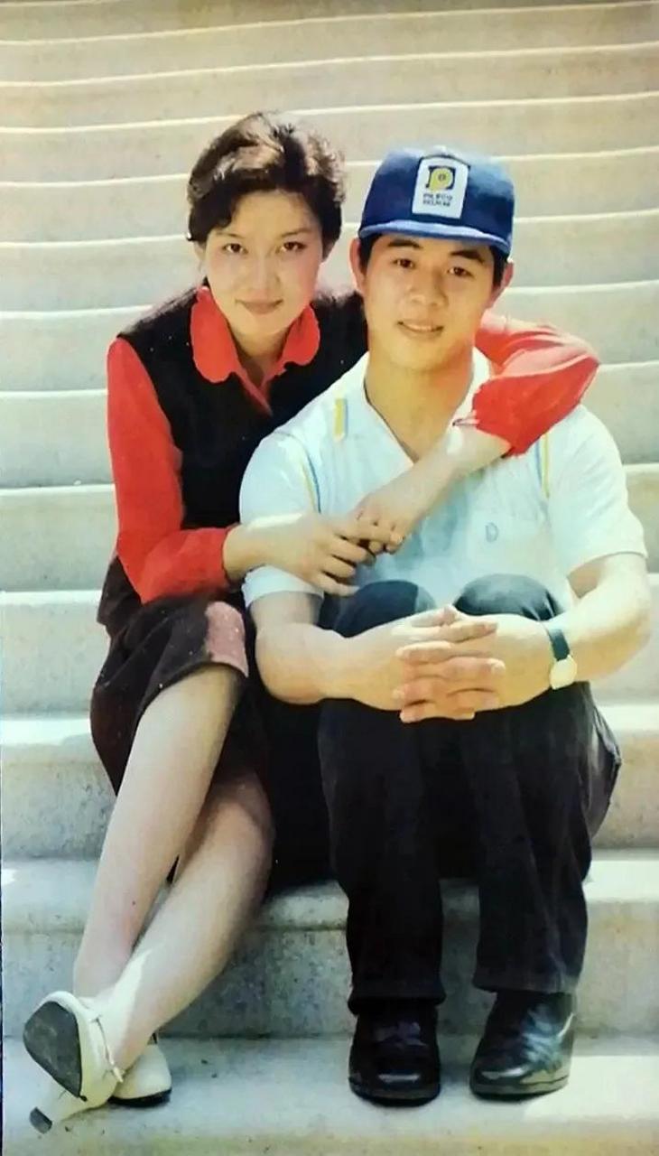 那时多年轻啊,李连杰英俊帅气,潘虹冷艳迷人,端庄优雅!