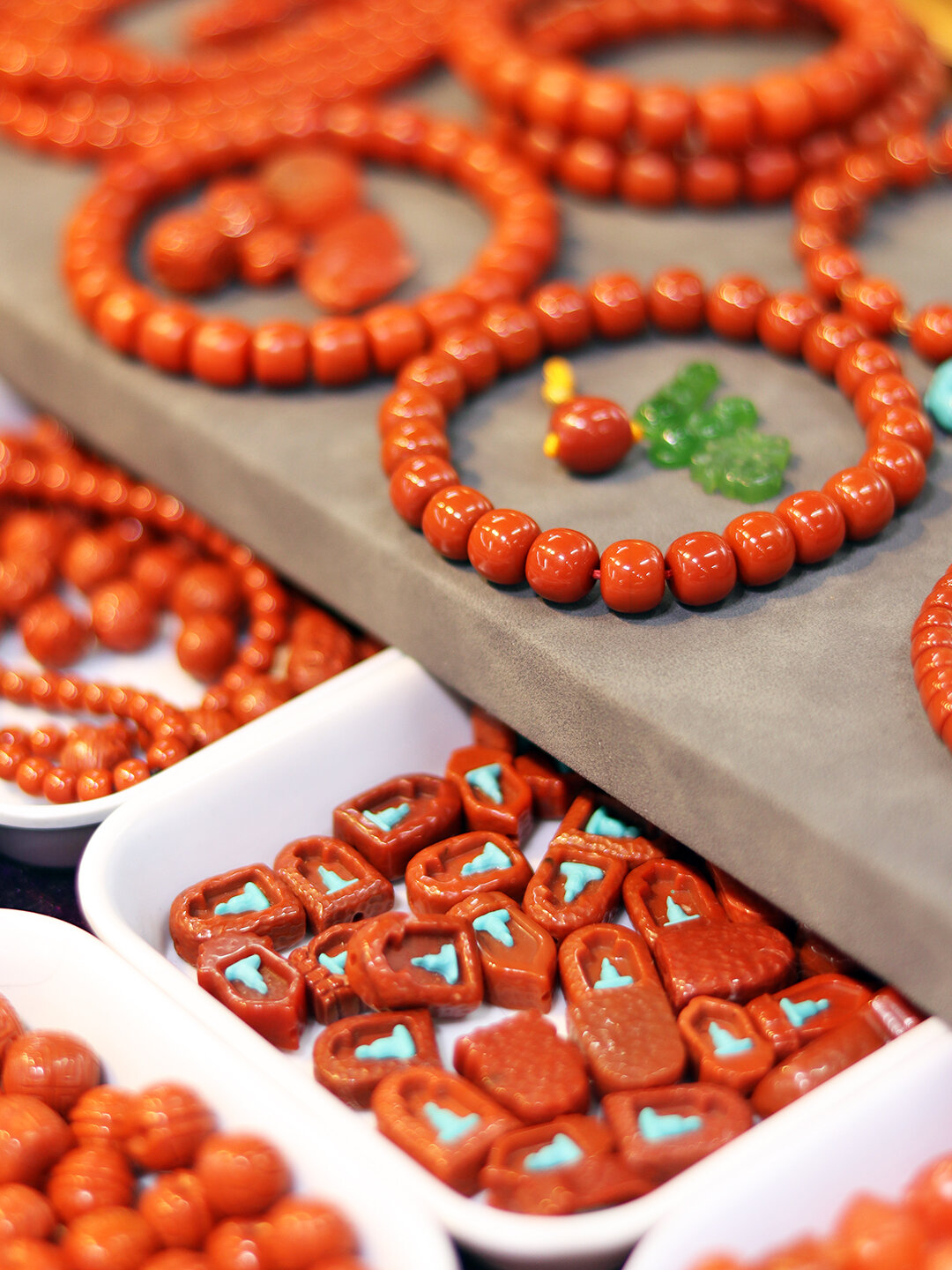 性比较高,不会出现像盘玩松石一样的【变色】 不过南红玛瑙盘玩久了