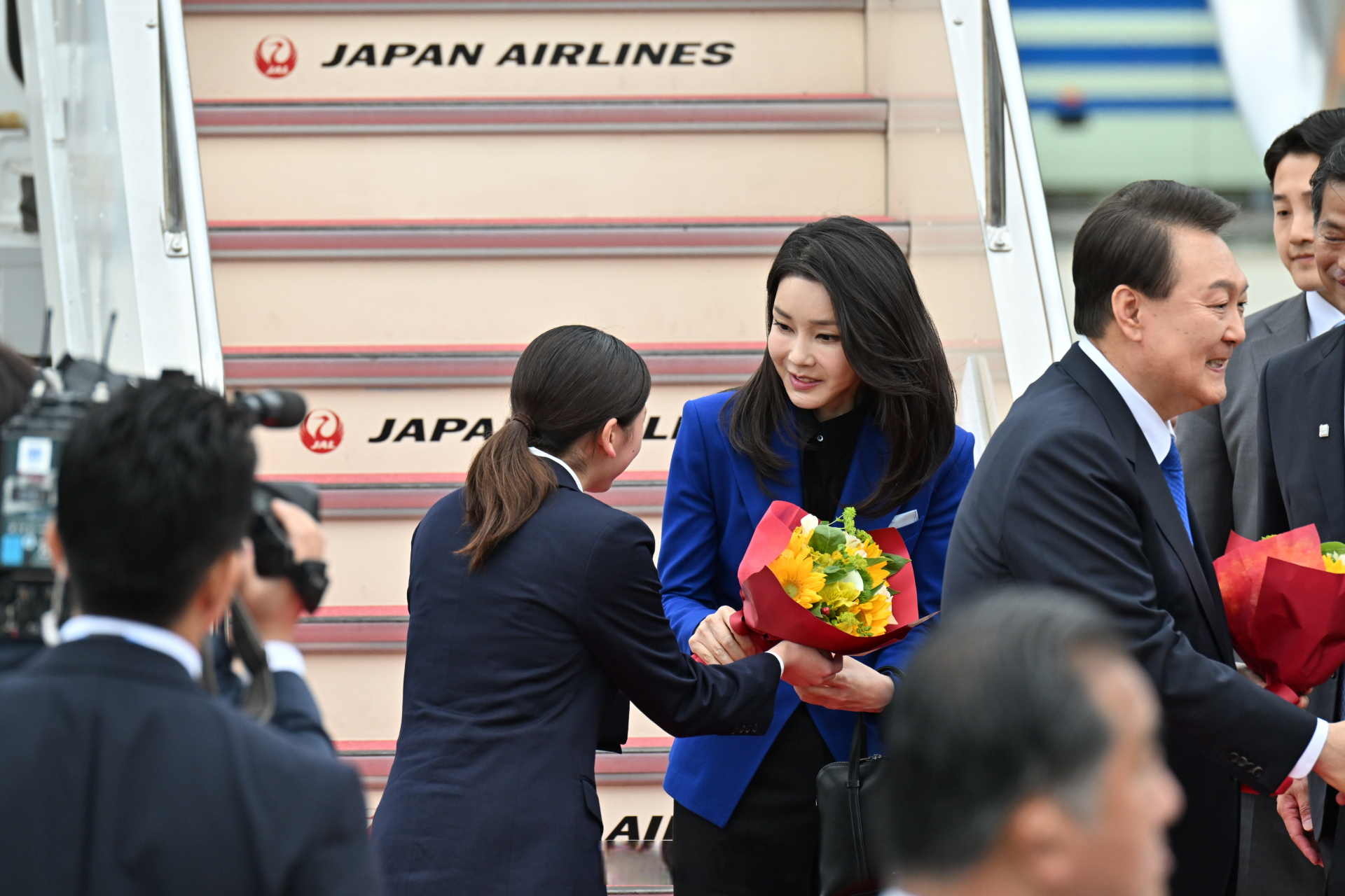 鸿儒计划#  韩国总统尹锡悦和其夫人金建希抵达日本广岛出席g7扩大