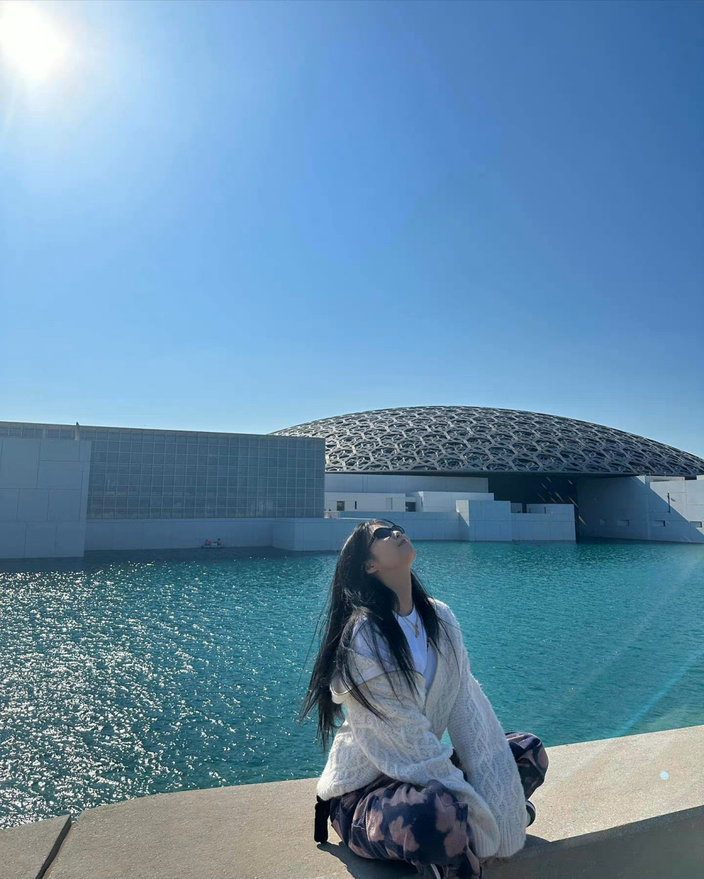 jennie阿拉伯游玩穿搭 轻松舒适的悠闲时光 jennie更新阿布扎比卢浮宫