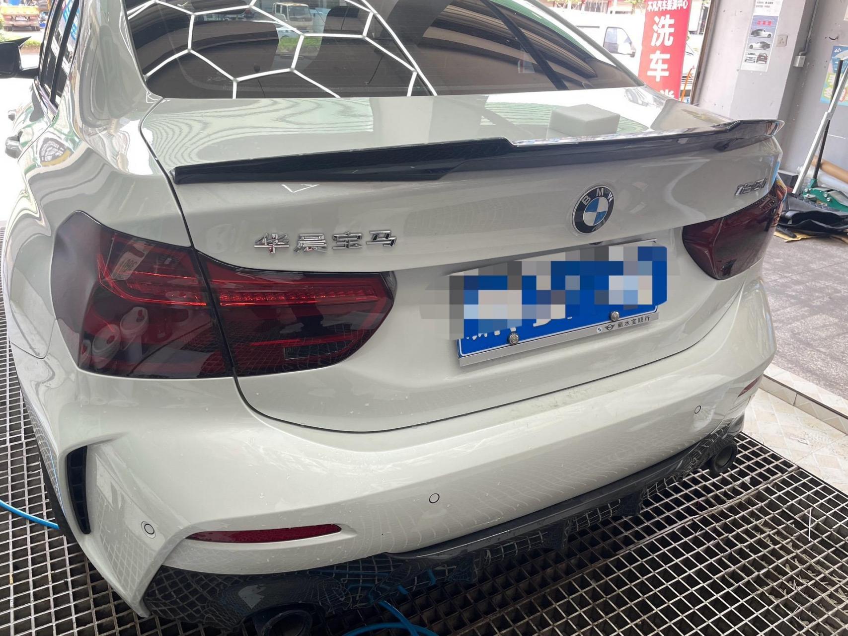 宝马1系熏黑尾灯 开灯的那一刻真的绝了.