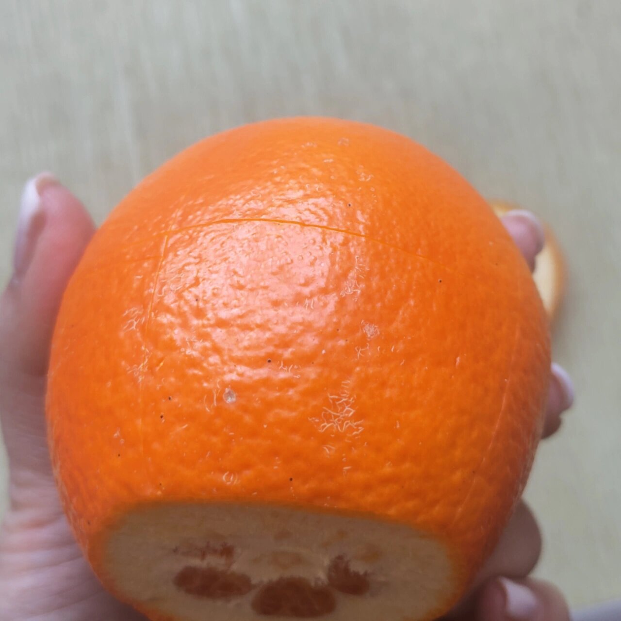 我真的好爱这样不脏手剥橙子方法! 方法: 1.把两头切掉, 2.