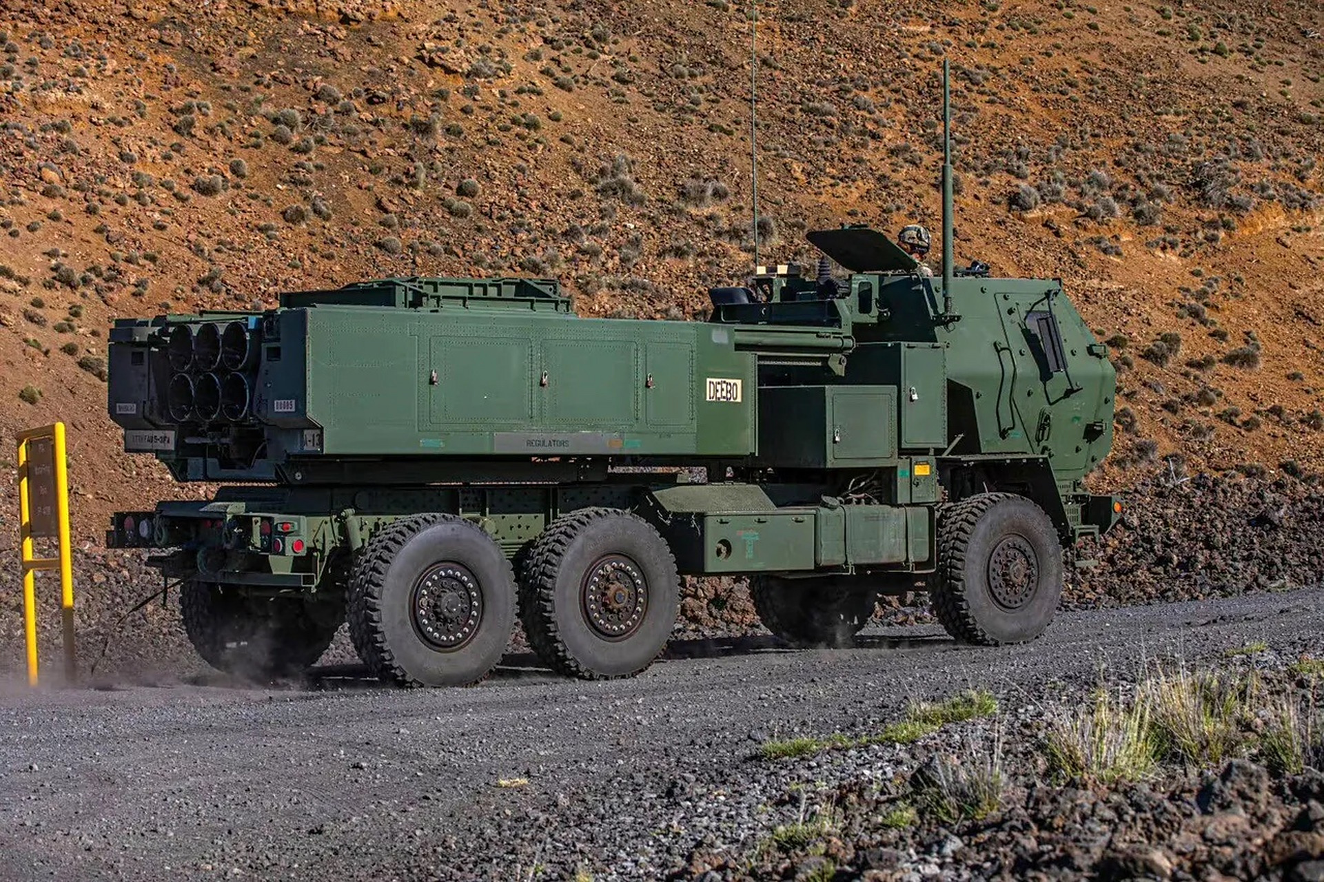 美国的m142海马斯多管火箭炮算是出了些风头,优势在于精确打击,在东欧