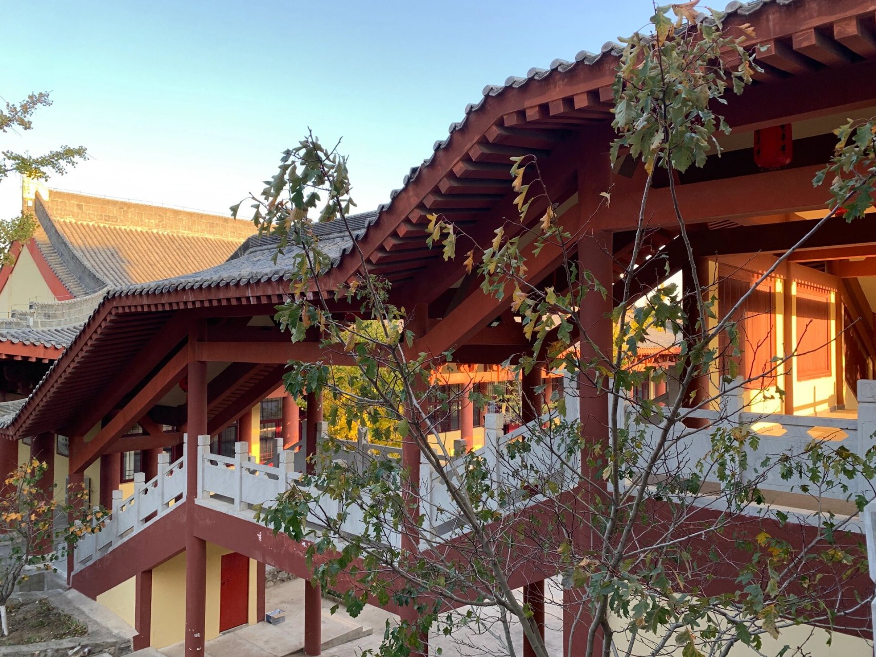 兜率寺|群山环绕中,一草一木皆平静 坐落在徐水慈福山中的兜率寺,下午