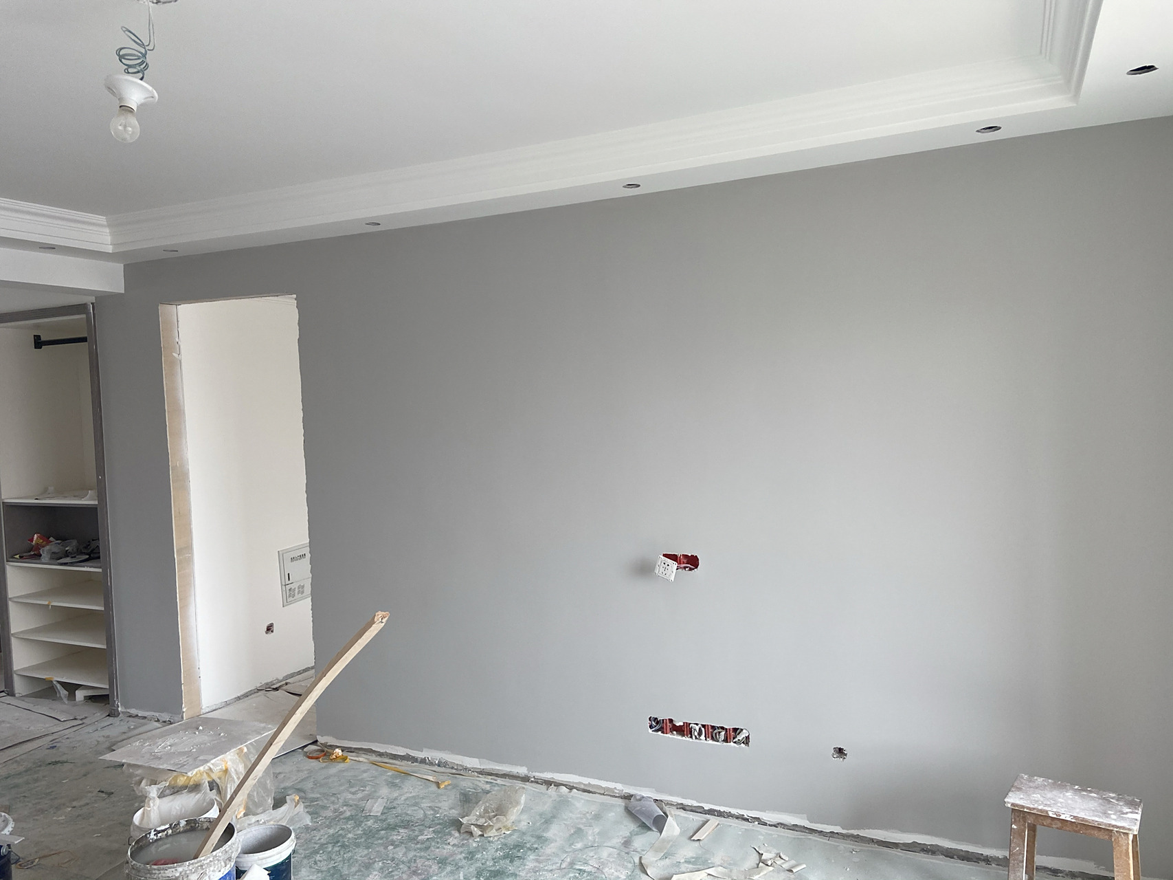 一开始怕颜色太深不好看选择了多乐士的网红浅灰色  ,家里采光太毫怂