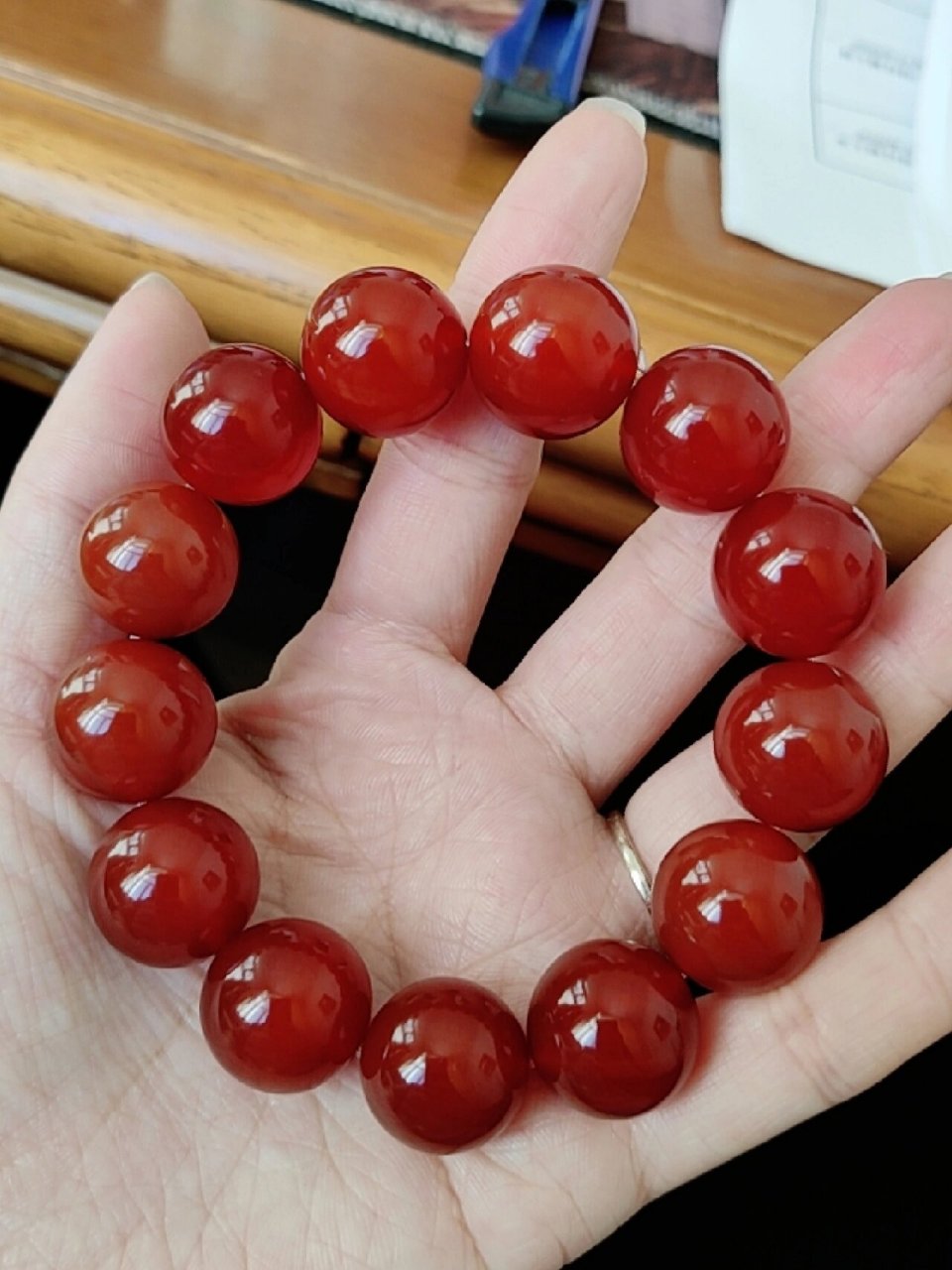 烤色红玛瑙手串 前几天听说市面上卖的普通红玛瑙基本都是烤色的 回家