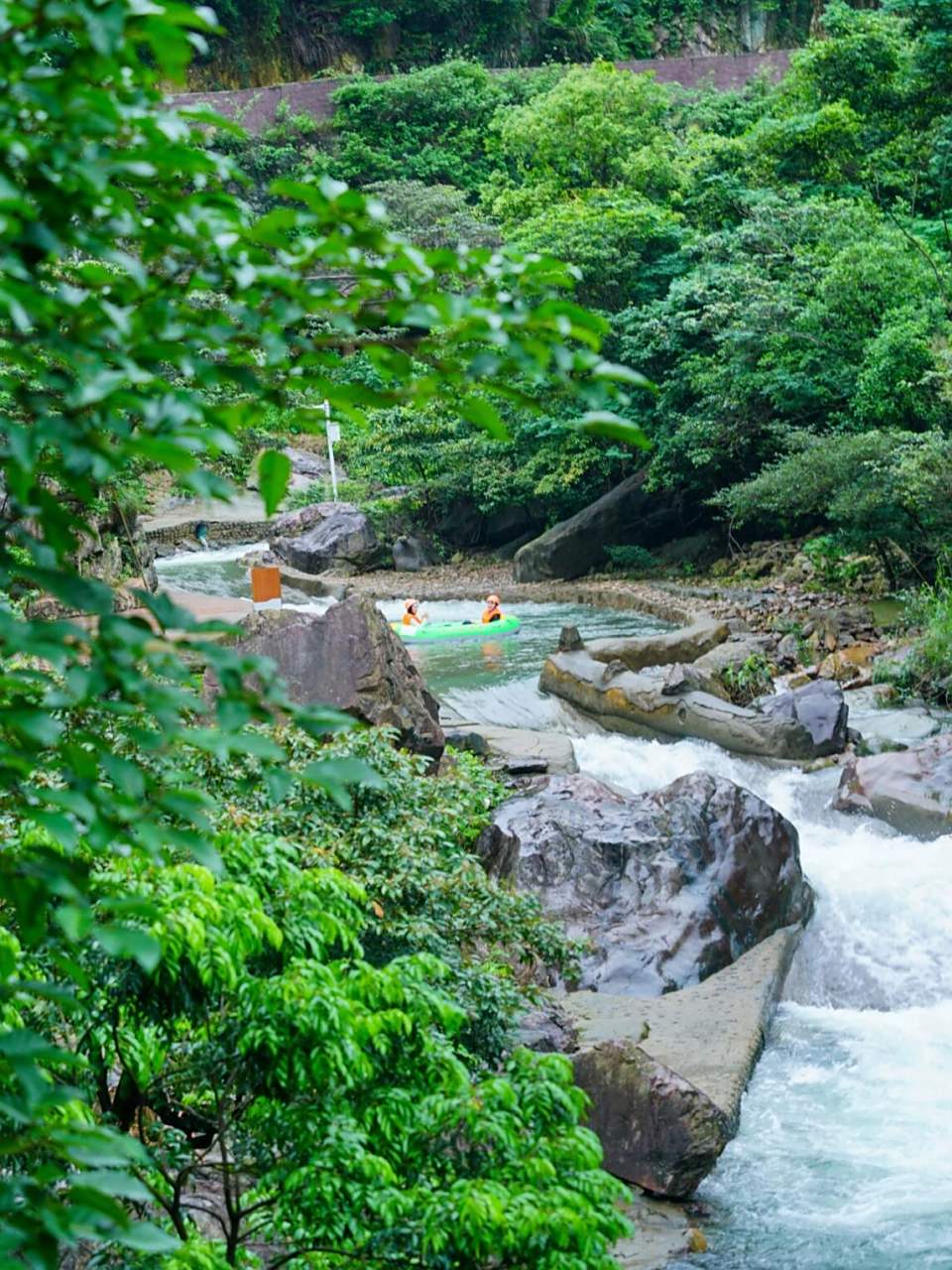 黄腾峡景区位于广东省清远市,是广东地区的漂流胜地.这里有4.