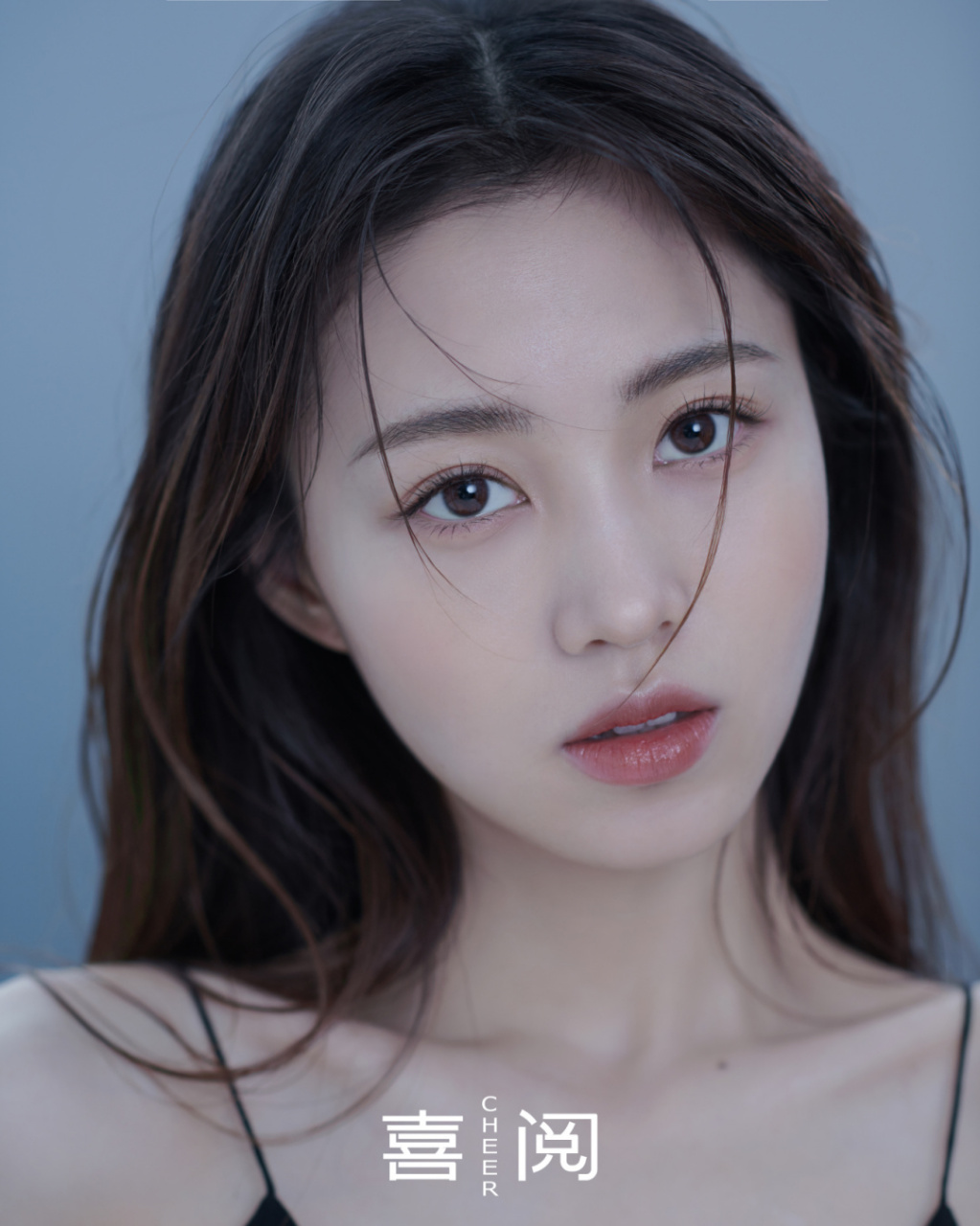 7415韩系写真的上镜真理 只要一条足够衬肤的黑色深v吊带裙就够了