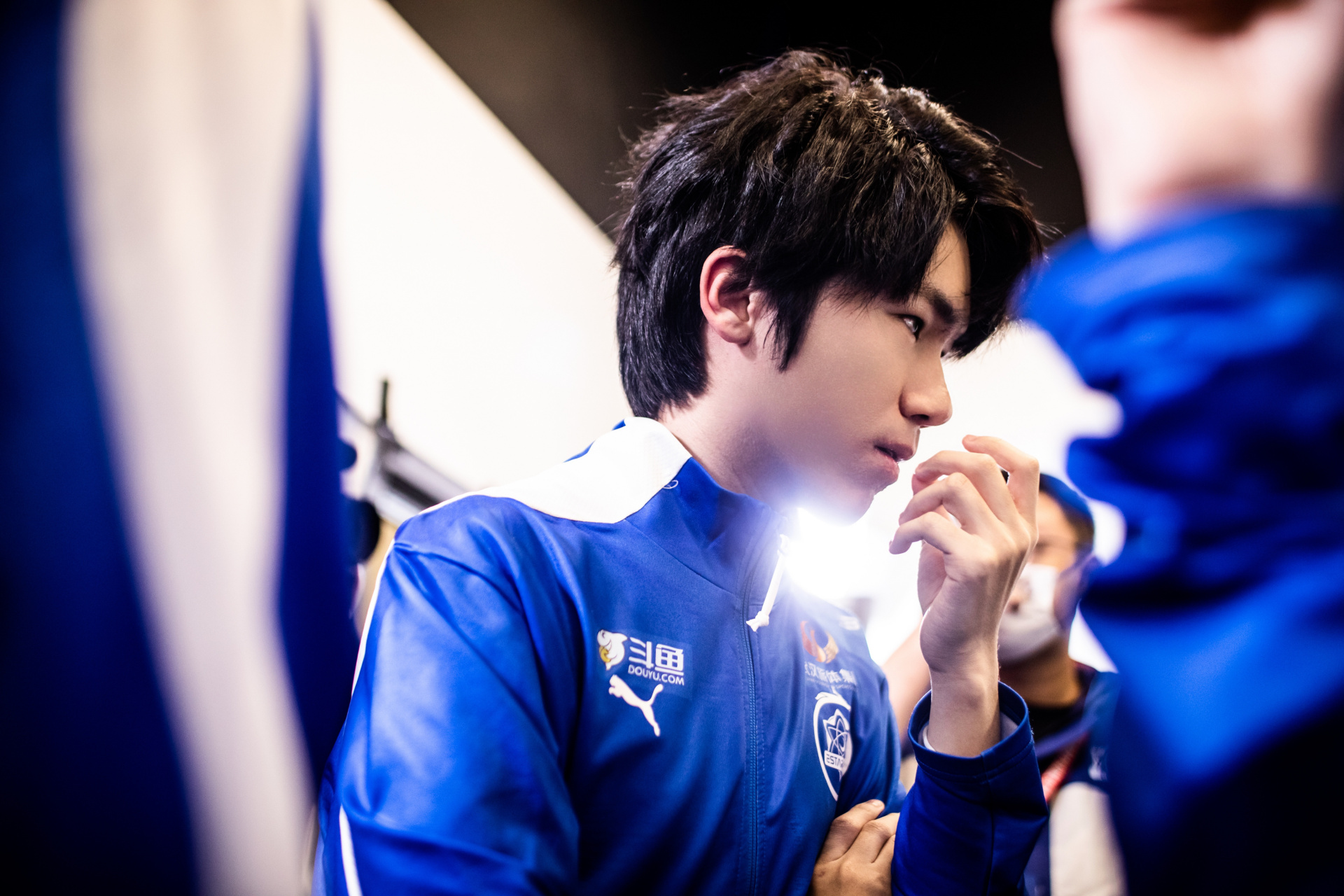 e夜星梦#  今日入梦嘉宾:estarpro花海 老e解梦:一张休息室中认真度