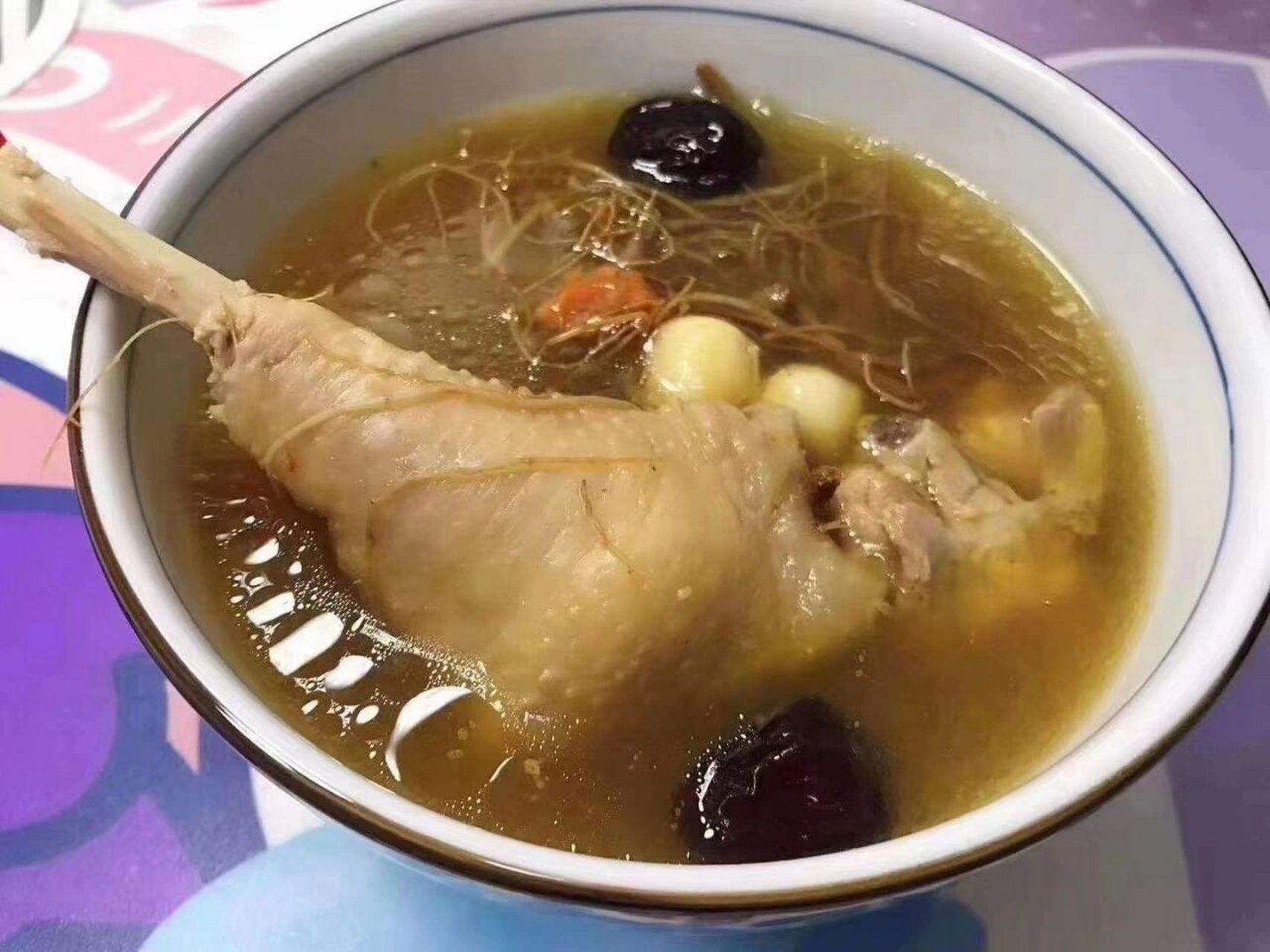 三七根炖鸡,煲汤,滋补好喝 功效:补血,用于身体虚弱,食欲不振,神经