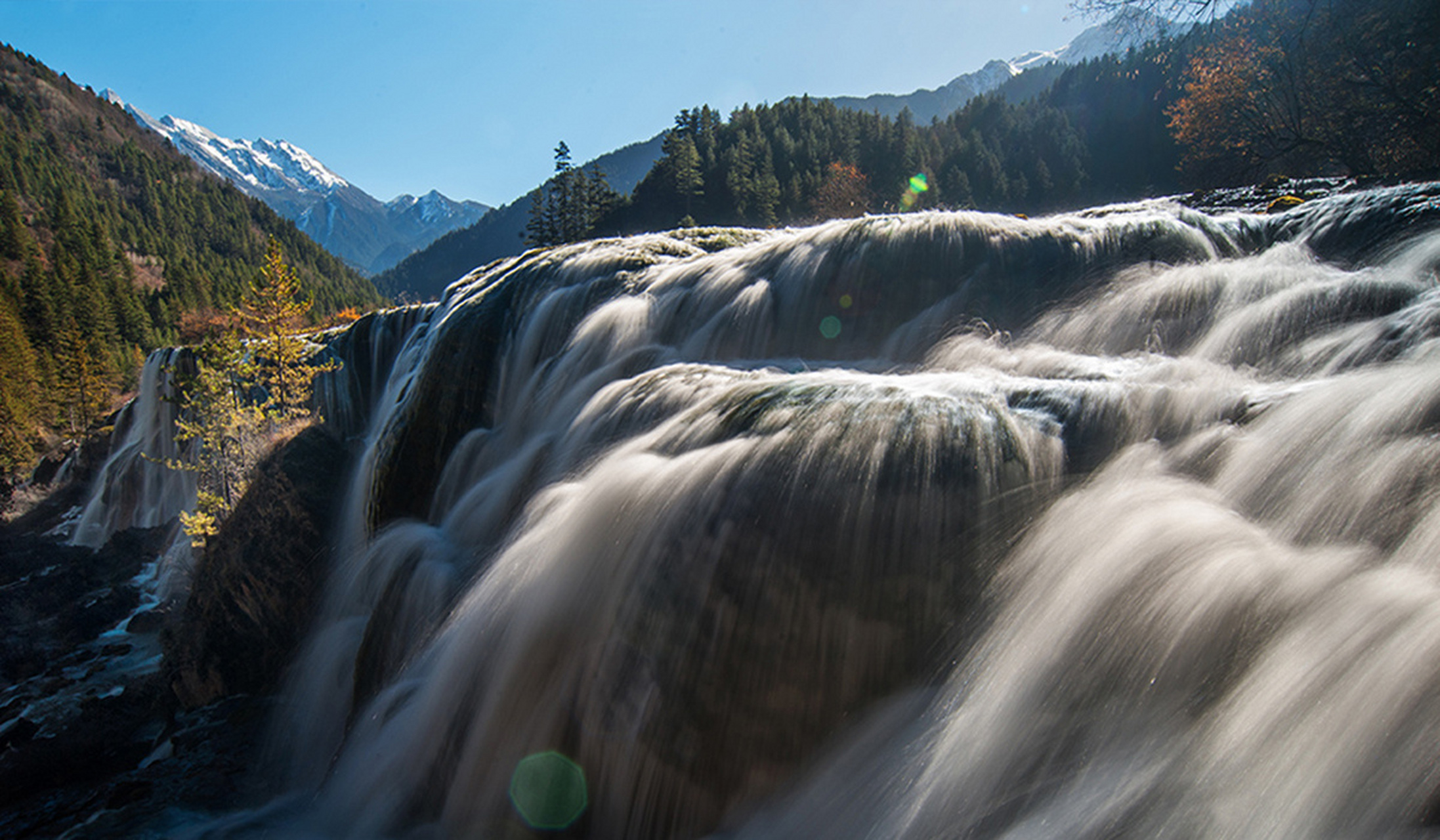 九寨沟最美景色盘点-瀑布篇 九寨沟的风景,主要以水景为主,而连接