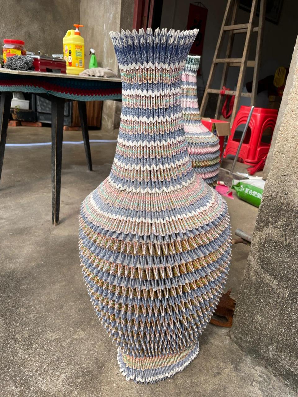 我伯母用扑克牌折出来的花瓶