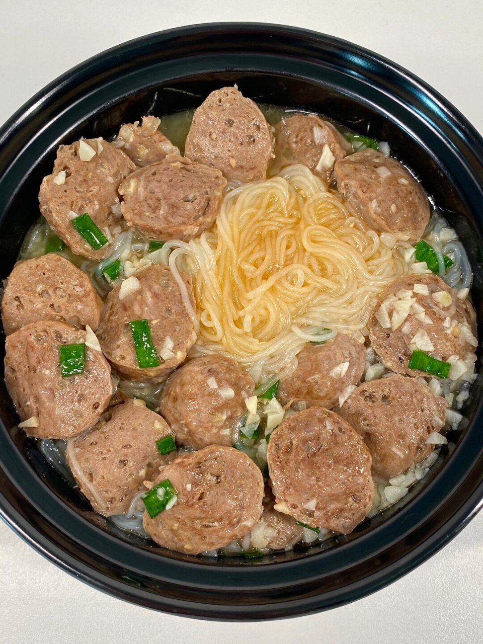 q弹的潮汕牛肉丸 爽滑的粉丝,配上蒜香汤底!直接给我香迷糊了.