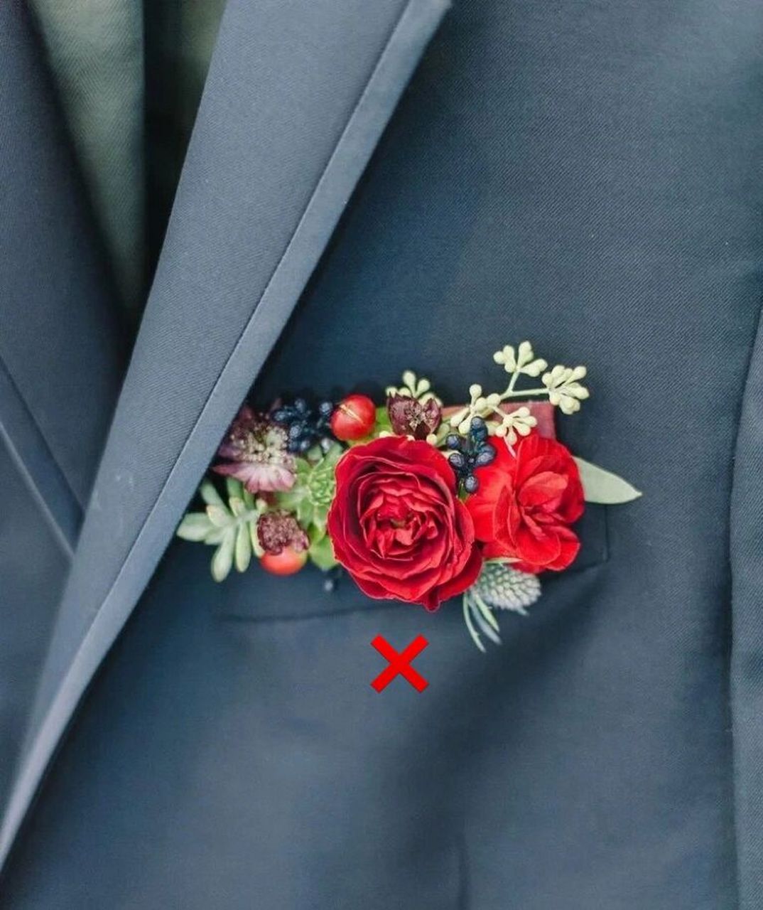 婚礼胸花的佩戴位置是在左胸,一般是在左胸靠近领子的