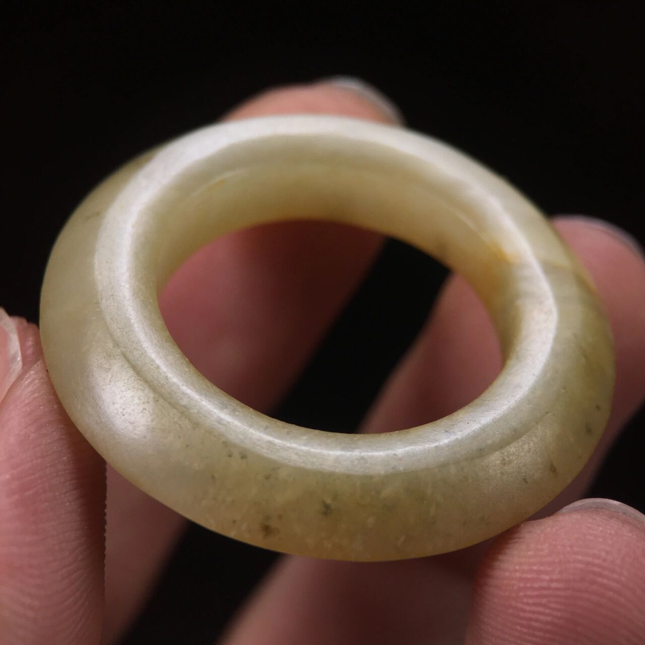 汉代三才环 玉环以黄玉为材,玉质致密温润,光气熟润,局部受沁,随玉环