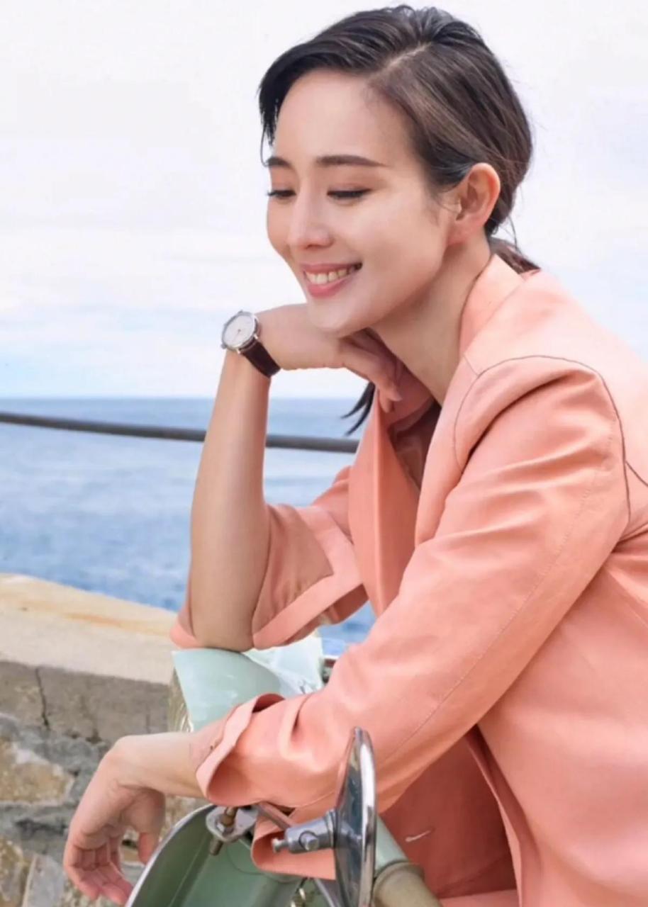 张钧甯有学识有气质,清白的家境而且自律她的美是那种很耐看的,让人