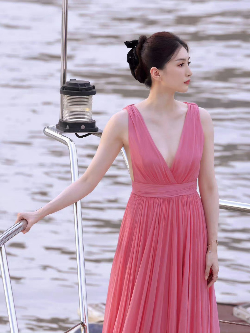 江疏影粉色深v长裙