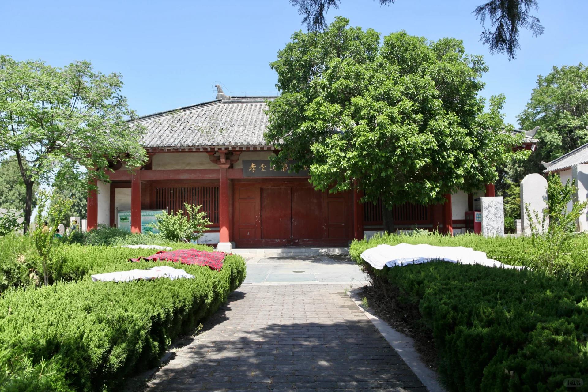 山东济南长清的东汉孝堂山石祠.