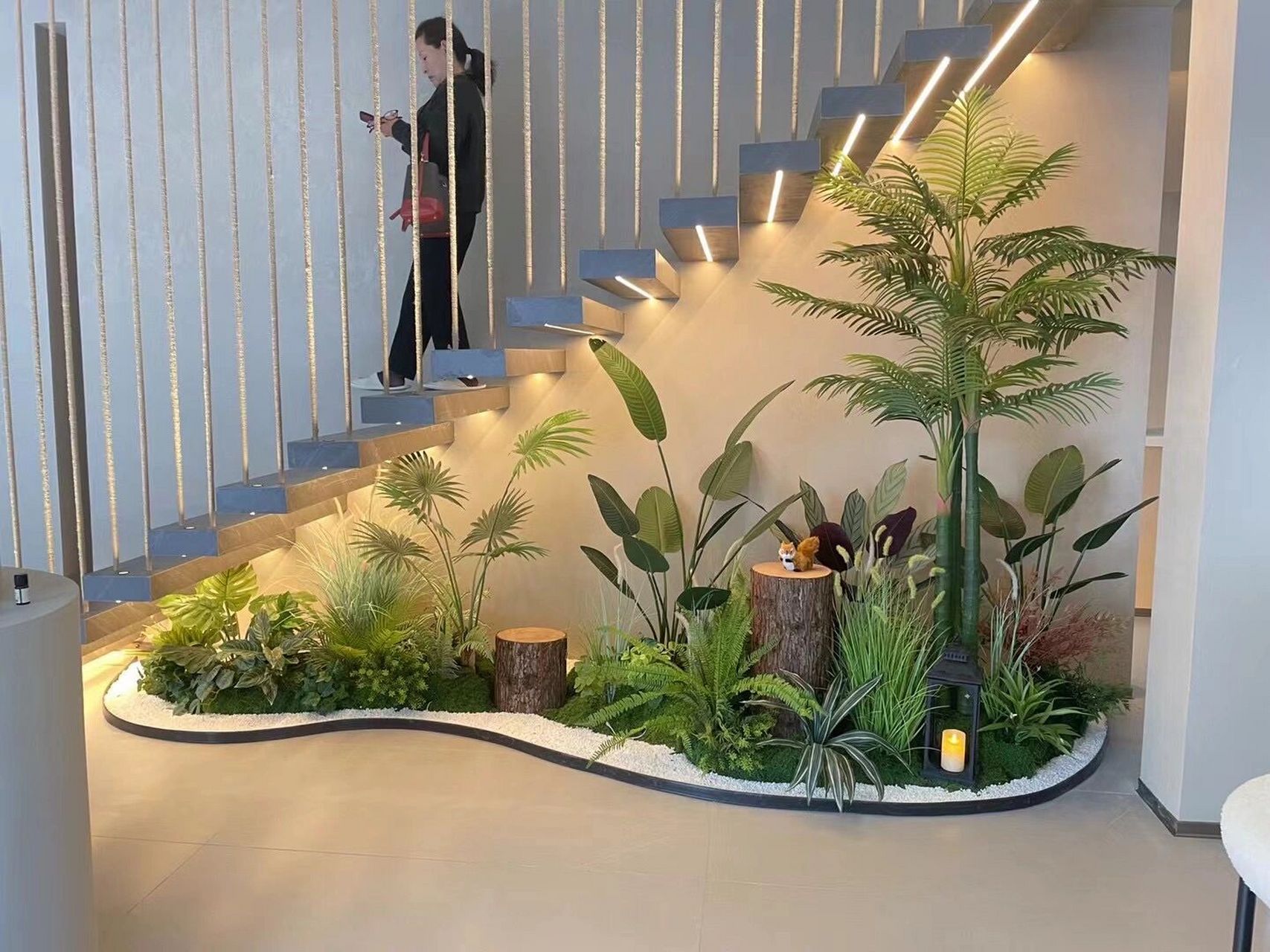 楼梯下绿植造景案例分享