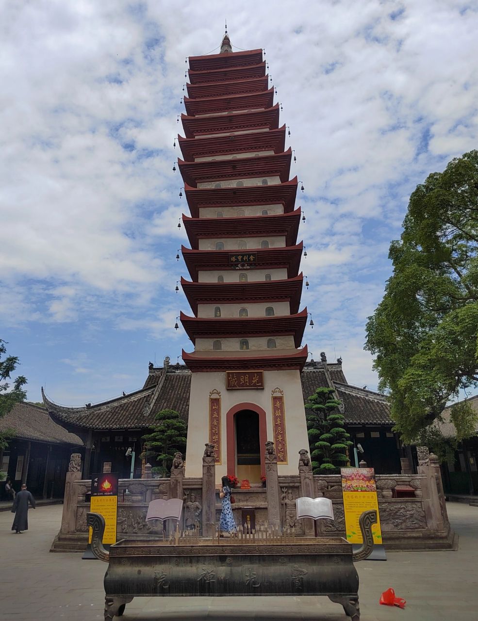 宝光寺在成都新都老城区,地铁不能直达,3号线地铁到71广场,打车去很近