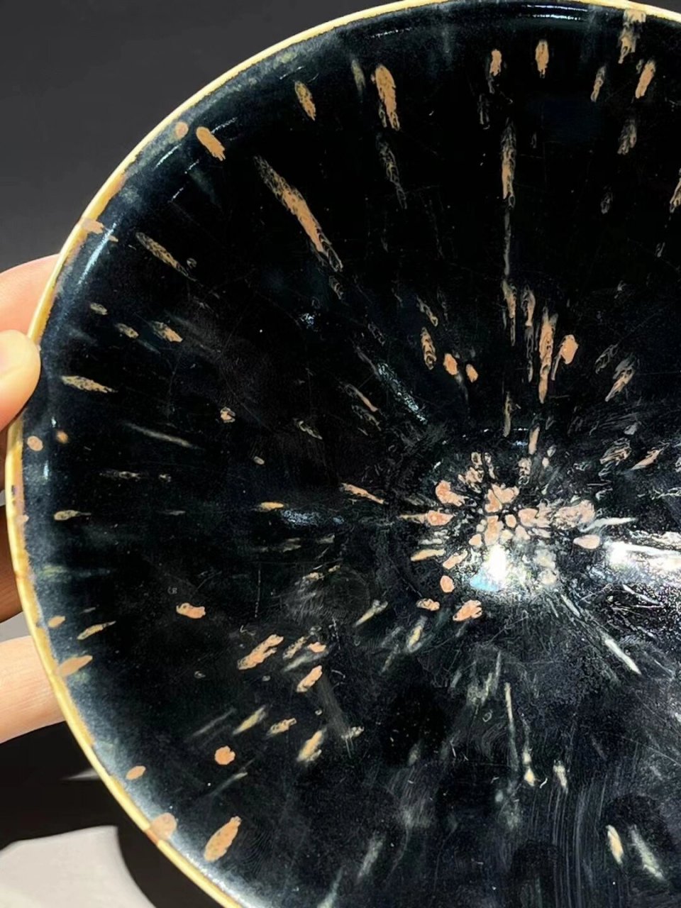 定窑黑釉天外飞仙斗笠碗