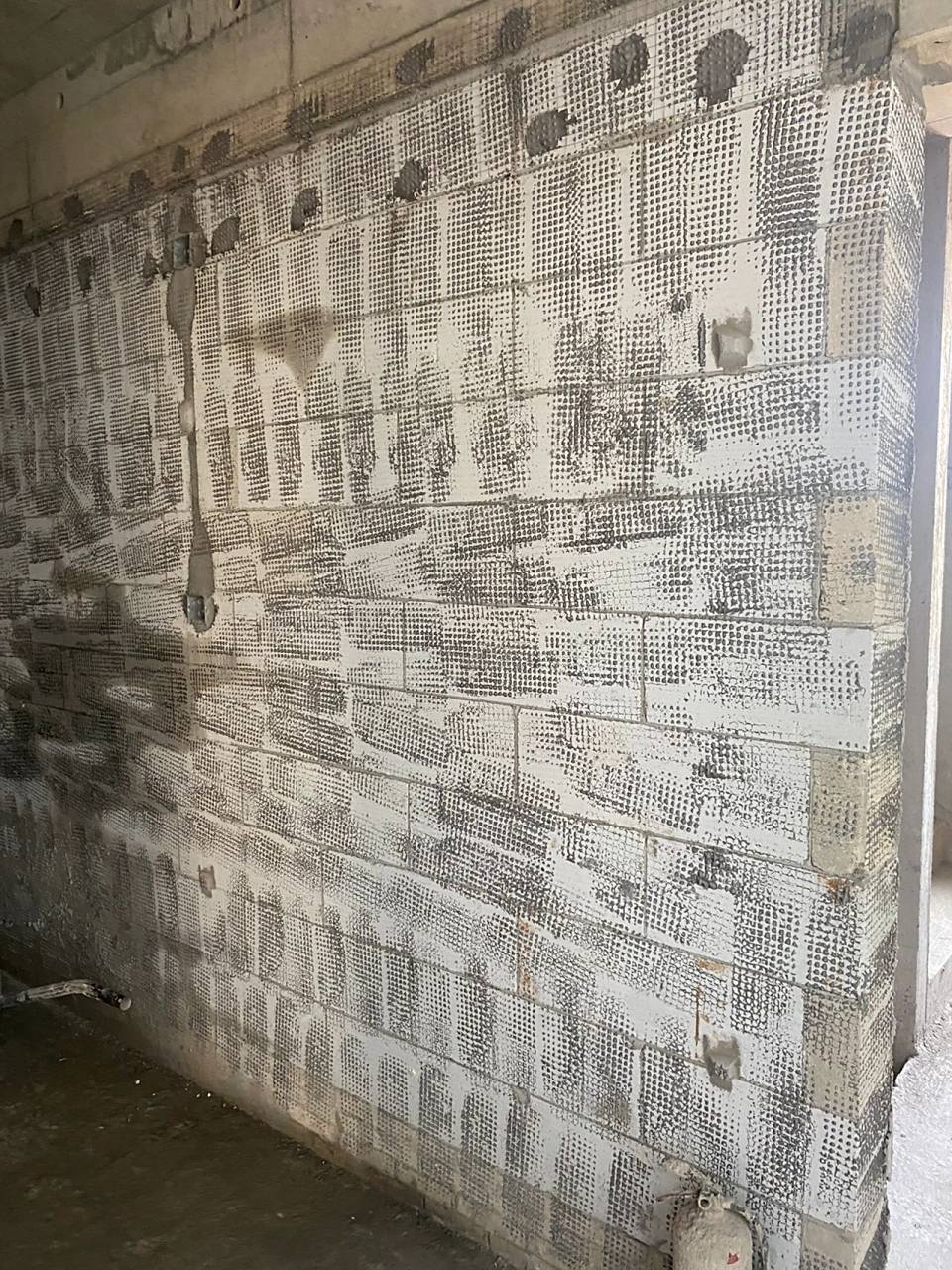 砌筑工艺之甩浆 砌筑工程抹灰前进行甩浆可以增加砂浆与墙面的粘接