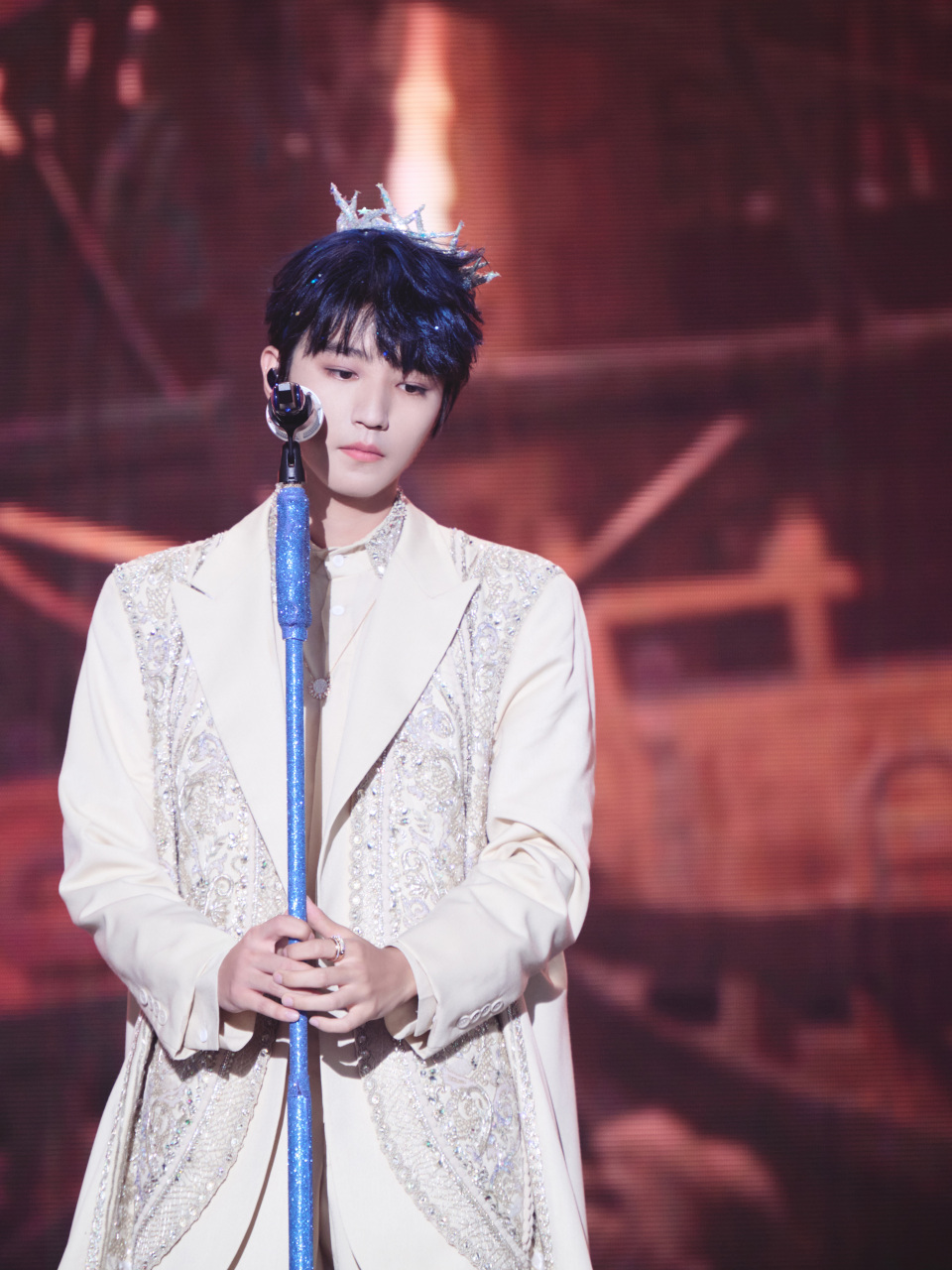 王俊凯#tfboys十年之约演唱会#@王俊凯新歌回望 舞台首唱!