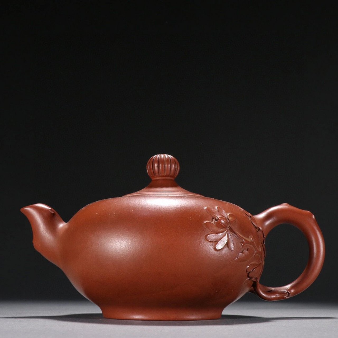 【紫砂花纹茶壶】【周桂珍款】 周桂珍款 紫砂花纹茶壶.