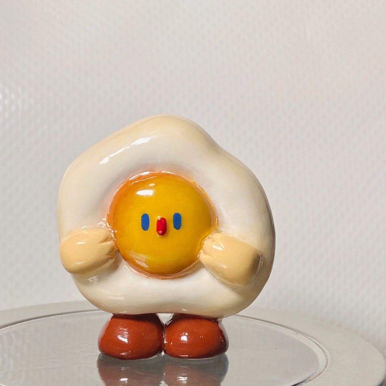 石塑粘土|一只荷包蛋 你看起来好像很好吃! 用了亮油做封层 有煎蛋香