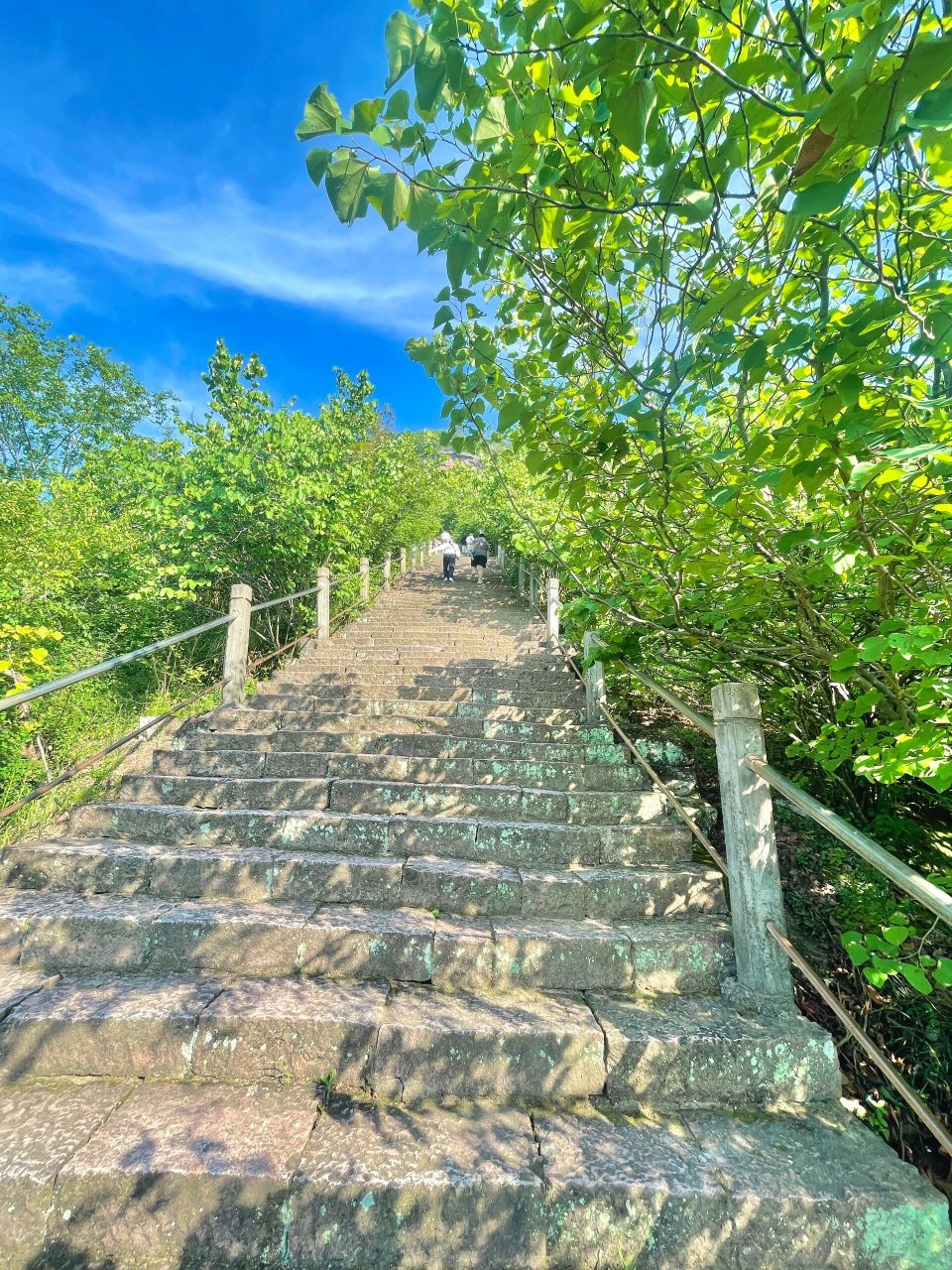 周末一人行,天台赤城山 天台赤城山又称烧山,为丹霞地貌,是水成岩剥蚀