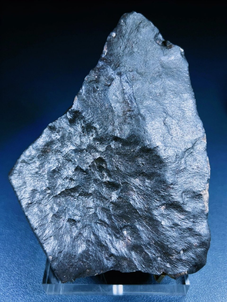 新鲜熔壳高度定向陨石 高度定向球粒陨石,重量1007克, 熔壳表面分布