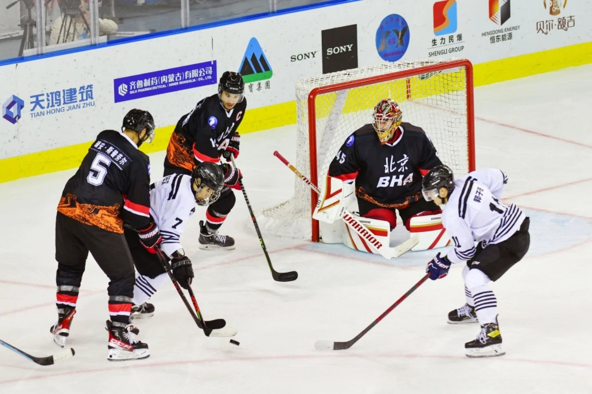 8月6日,第十四届全国冬季运动会男子冰球公开组比赛决出冠亚季军.