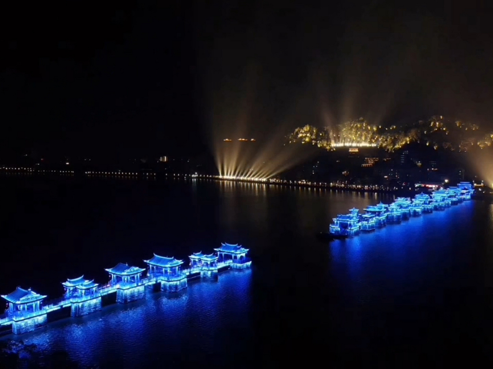 潮州古城广济桥灯光秀 赛博朋克与千年古城的完美碰撞