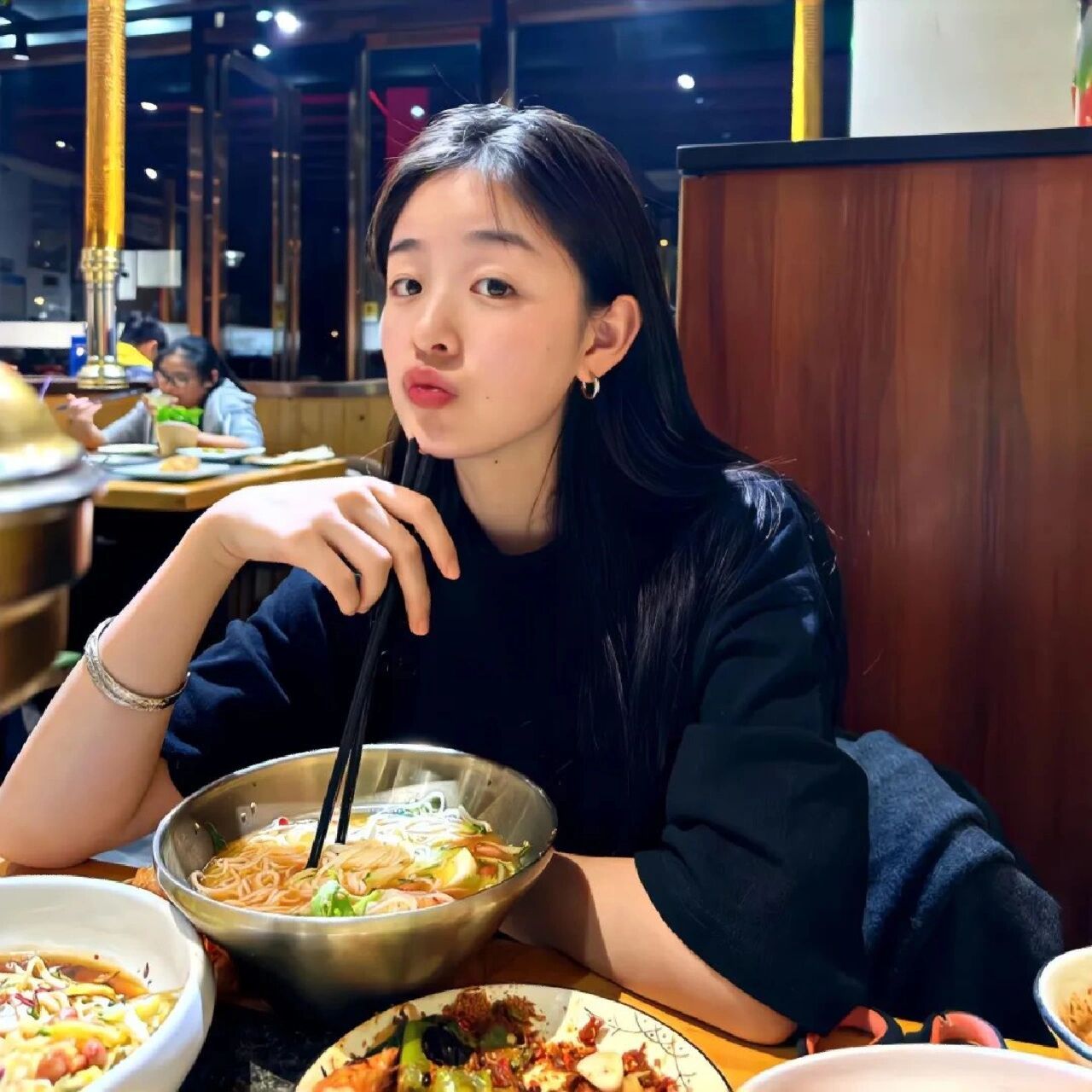 99女头像|真人 可爱 吃东西73   爱吃零食的小姐姐一枚吖～ 拿图