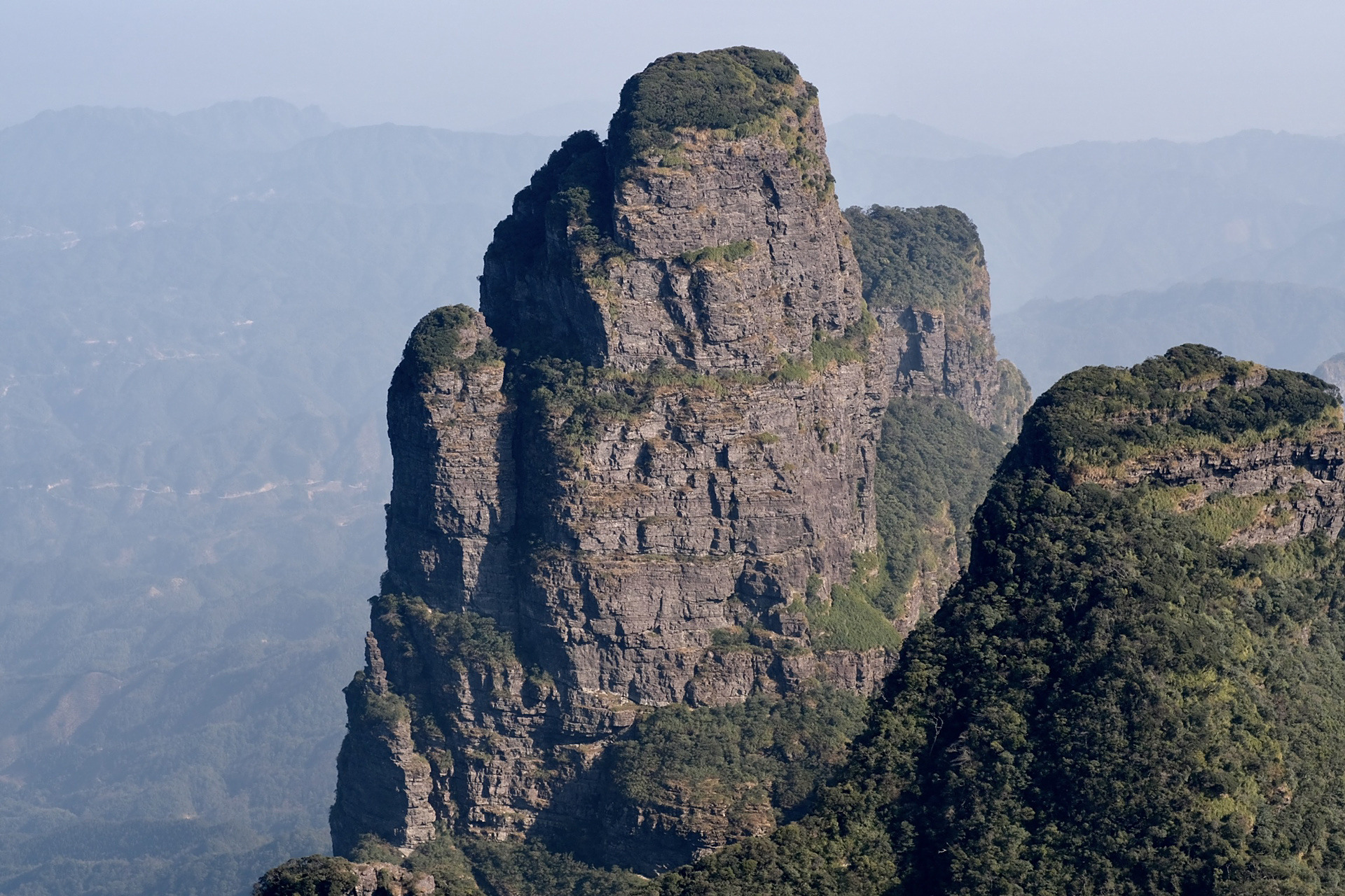 金秀圣堂山  1,景区离柳州市区120公里,包含下高速后省道50公里.