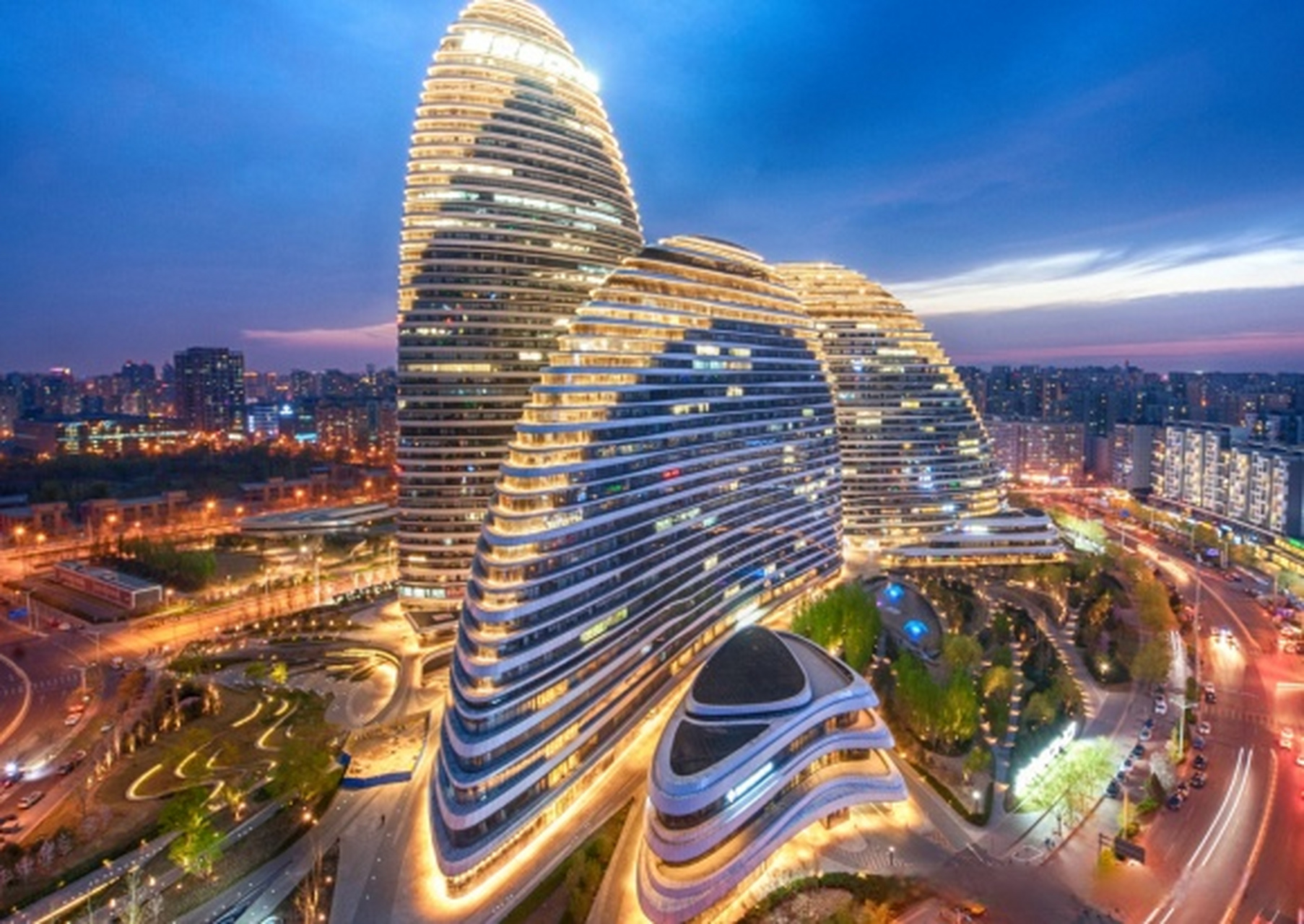 北京望京soho仰视时犹如三座相互掩映的山峰,俯视时宛似游动嬉戏的