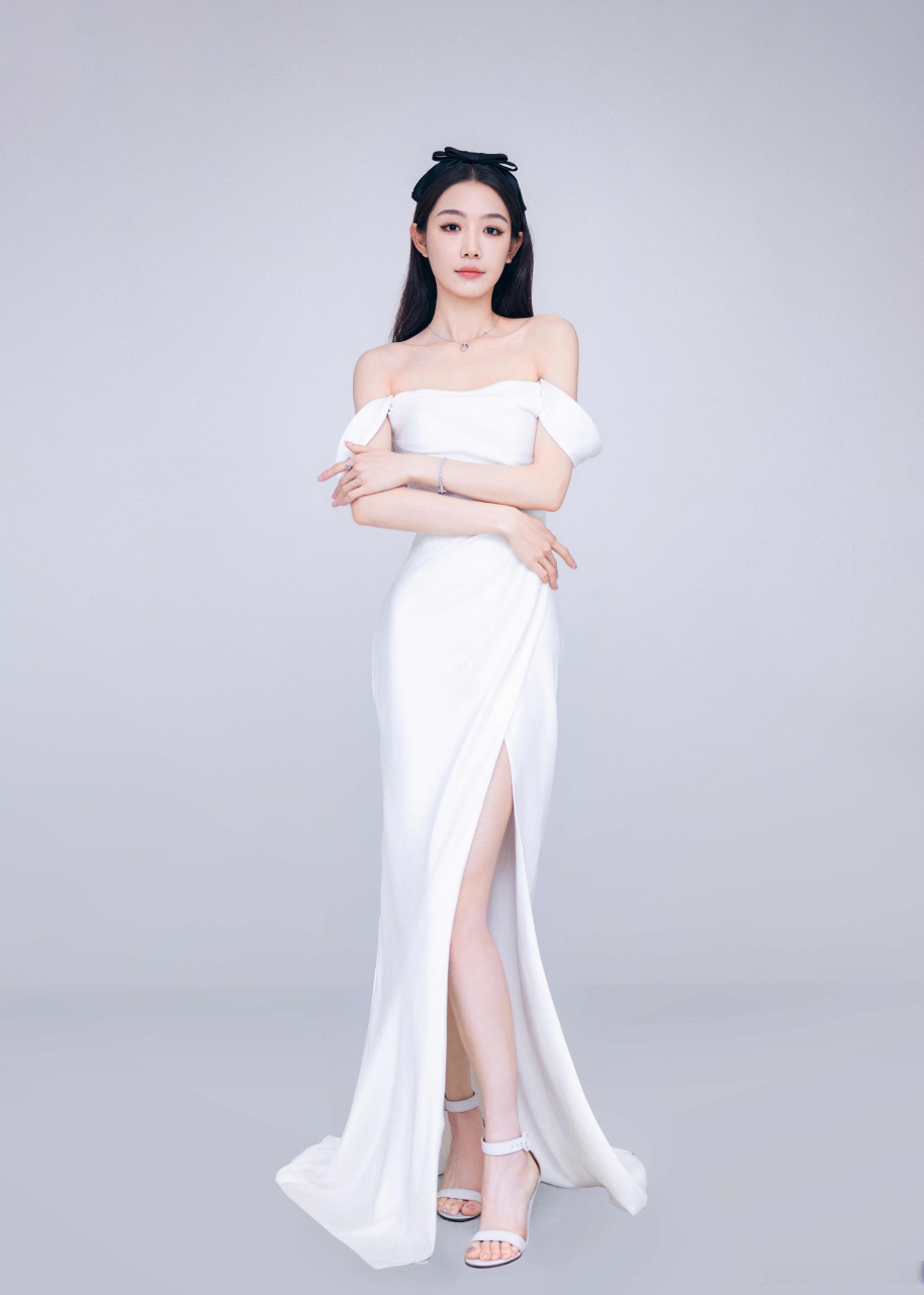 欢娱影视演员@张楠zz 近日出席oppo find n3 flip 金粉"拍"对活动.