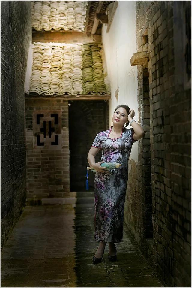 中年,仿佛是一座桥,连接着年轻时的理想与老年时的回忆